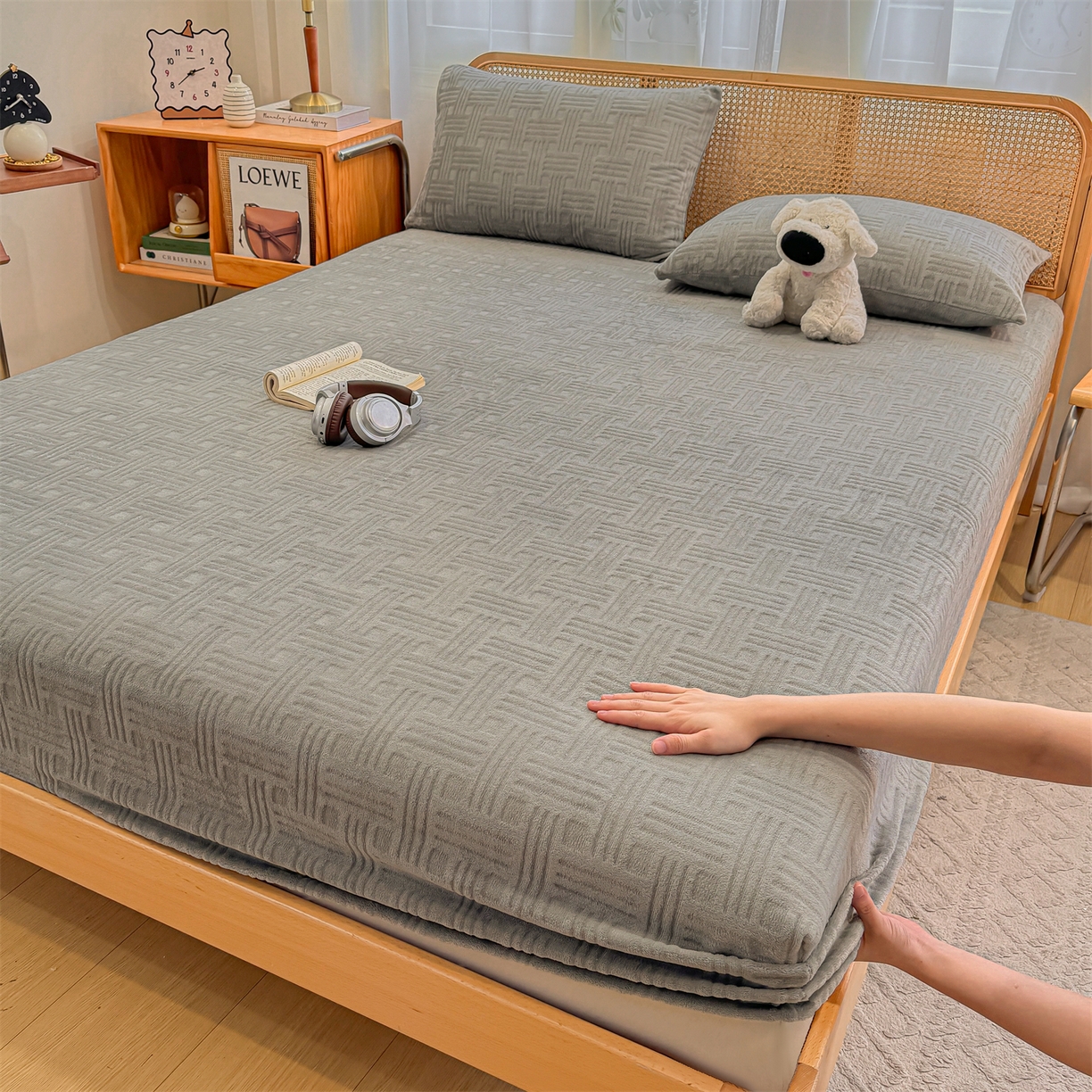 91家纺网 家纺一手货源 找家纺 （总）灰鲸 2025新款纯色简约高克重雕花牛奶绒单品床笠