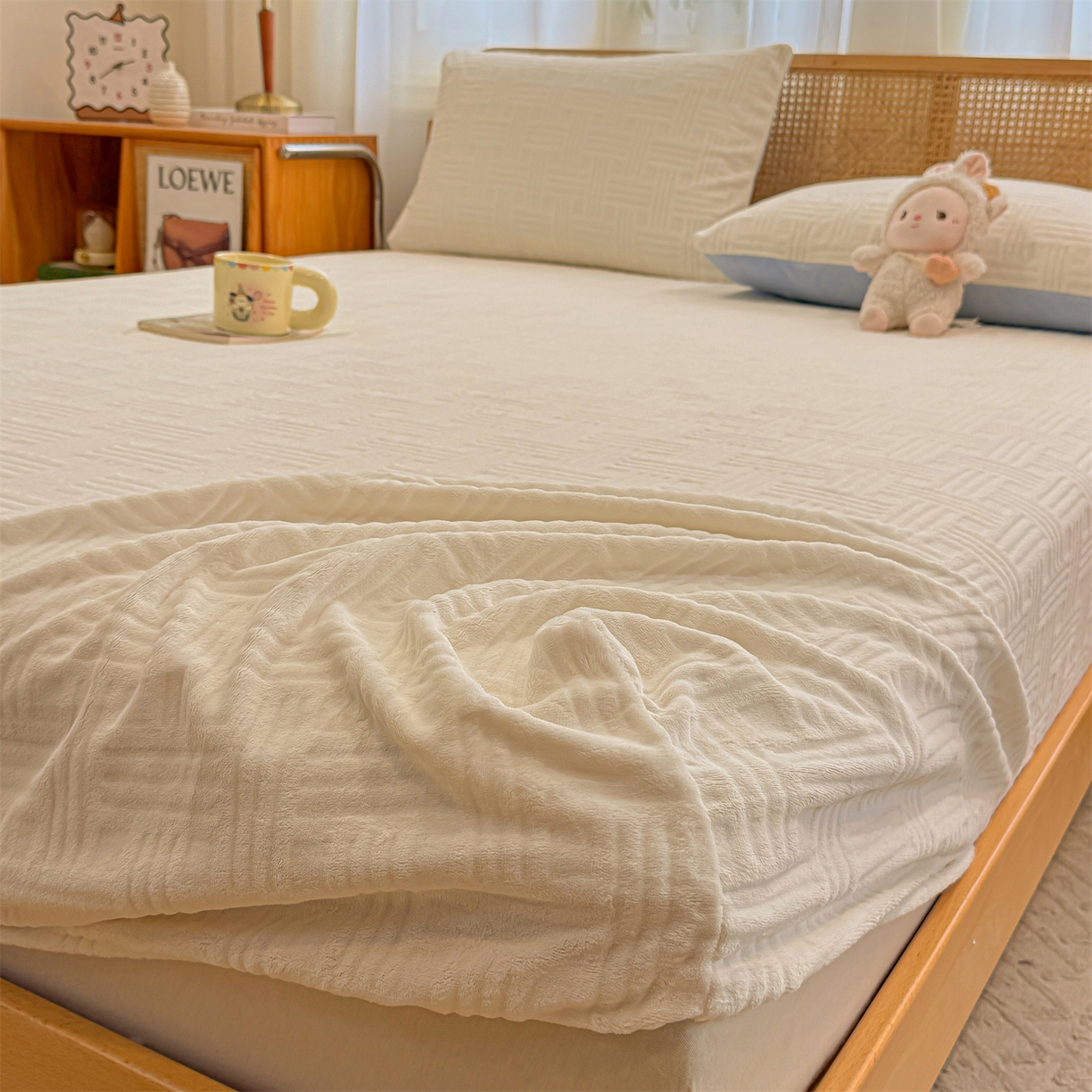 91家纺网 家纺一手货源 找家纺 灰鲸 2025新款纯色简约高克重雕花牛奶绒单品床笠 糖果格-奶昔白