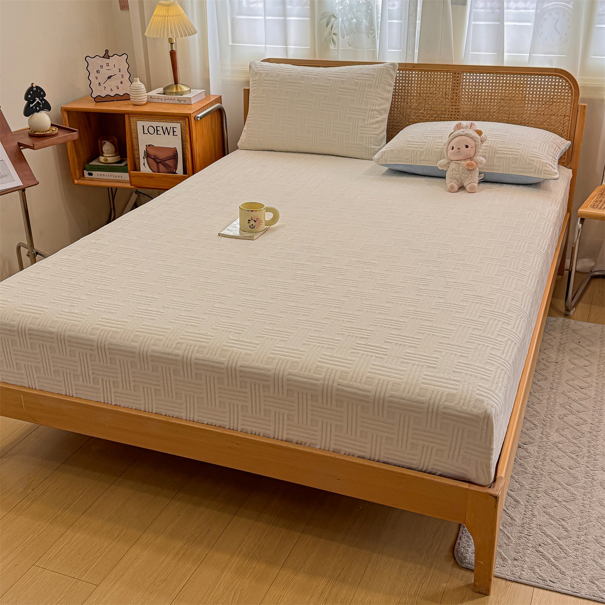 91家纺网 家纺一手货源 找家纺 灰鲸 2025新款纯色简约高克重雕花牛奶绒单品床笠 糖果格-奶昔白