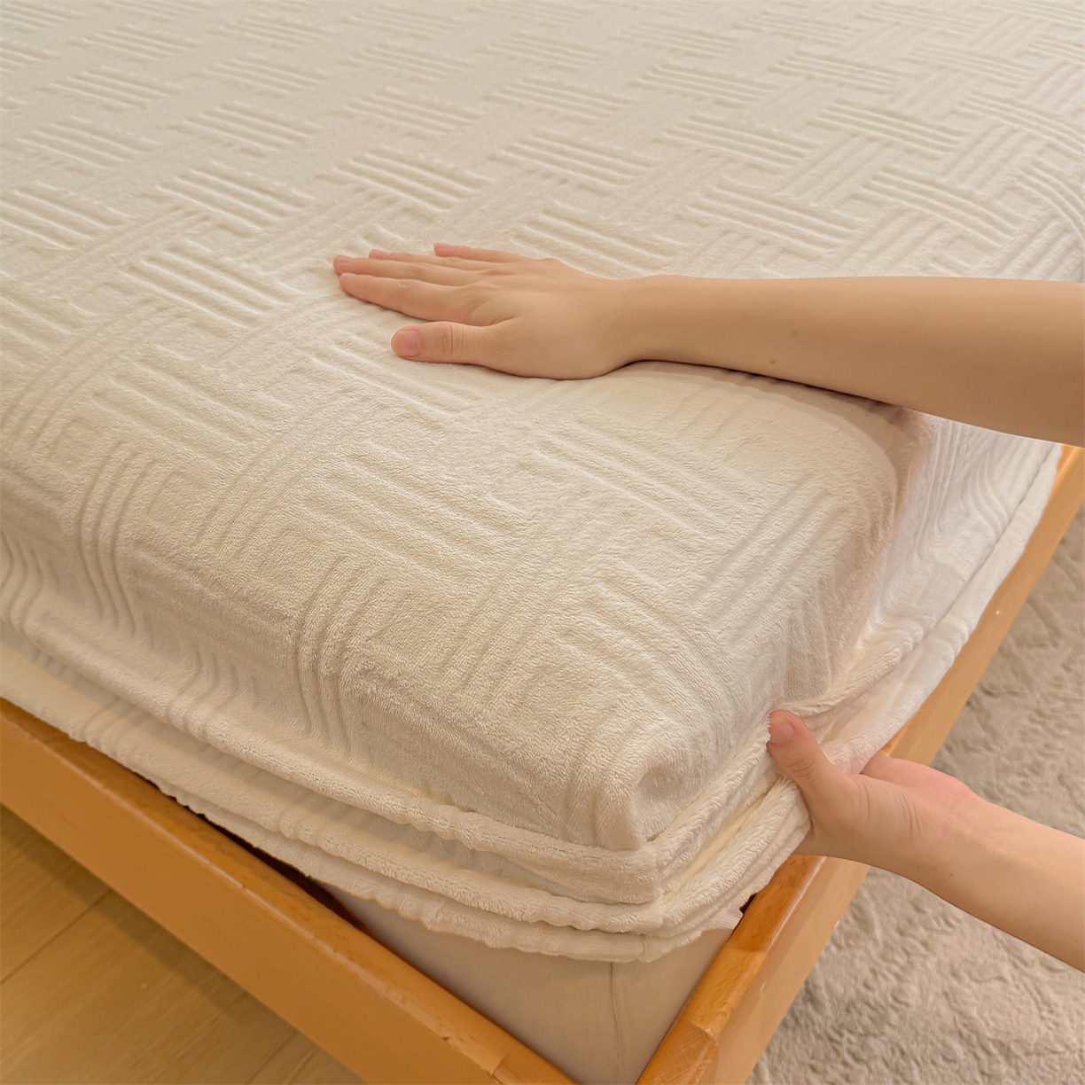 91家纺网 家纺一手货源 找家纺 灰鲸 2025新款纯色简约高克重雕花牛奶绒单品床笠 糖果格-奶昔白