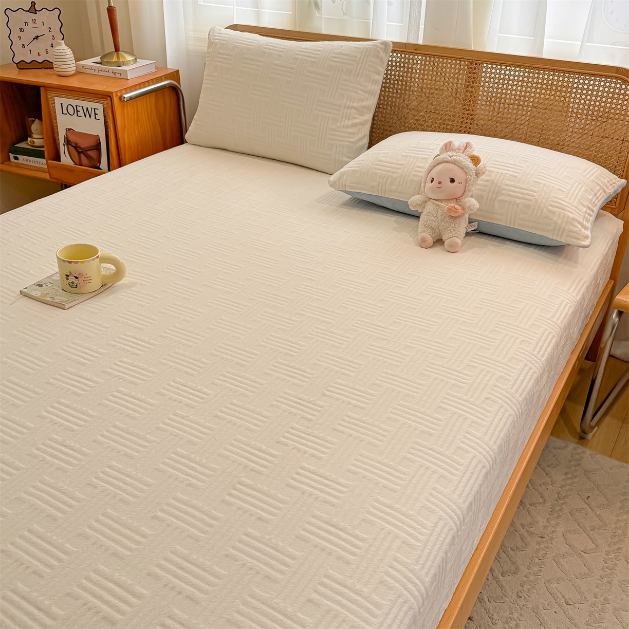 91家纺网 家纺一手货源 找家纺 灰鲸 2025新款纯色简约高克重雕花牛奶绒单品床笠 糖果格-奶昔白