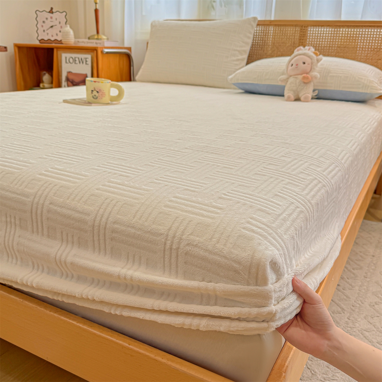 91家纺网 家纺一手货源 找家纺 灰鲸 2025新款纯色简约高克重雕花牛奶绒单品床笠 糖果格-奶昔白