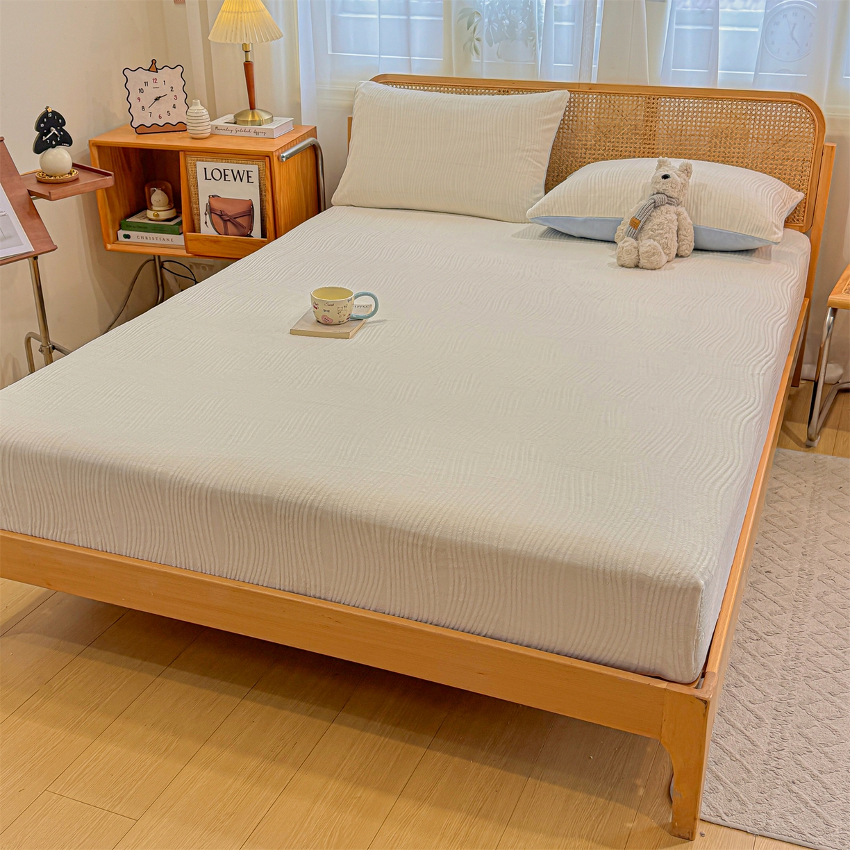 91家纺网 家纺一手货源 找家纺 灰鲸 2025新款纯色简约高克重雕花牛奶绒单品床笠 温妮-奶昔白