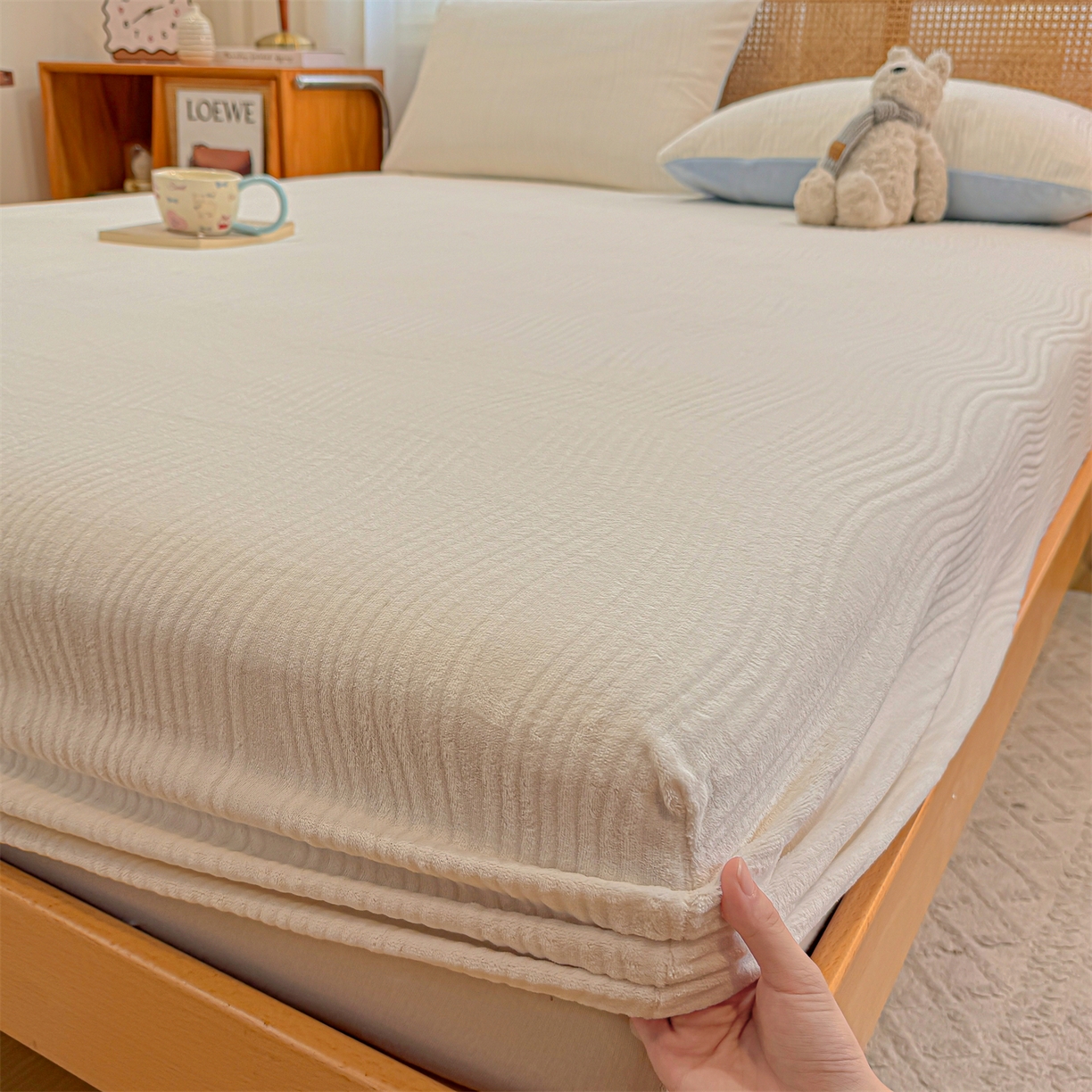 91家纺网 家纺一手货源 找家纺 灰鲸 2025新款纯色简约高克重雕花牛奶绒单品床笠 温妮-奶昔白