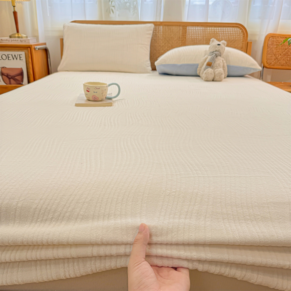 91家纺网 家纺一手货源 找家纺 灰鲸 2025新款纯色简约高克重雕花牛奶绒单品床笠 温妮-奶昔白