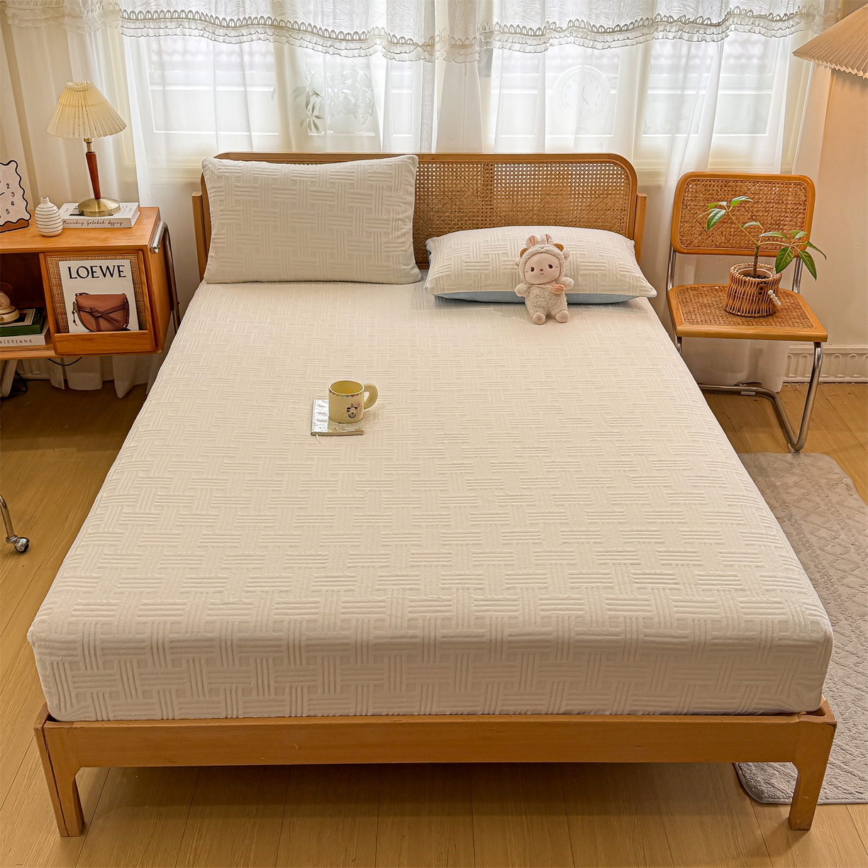 91家纺网 家纺一手货源 找家纺 灰鲸 2025新款纯色简约高克重雕花牛奶绒单品床笠 糖果格-奶昔白