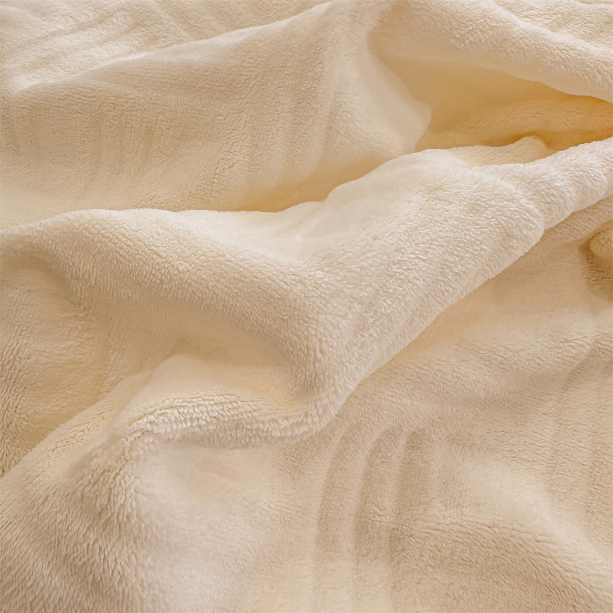 91家纺网 家纺一手货源 找家纺 灰鲸 2025新款纯色简约高克重雕花牛奶绒单品床笠 糖果格-奶昔白