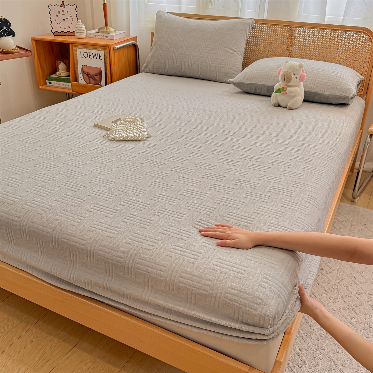 91家纺网 家纺一手货源 找家纺 （总）灰鲸 2025新款纯色简约高克重雕花牛奶绒单品床笠