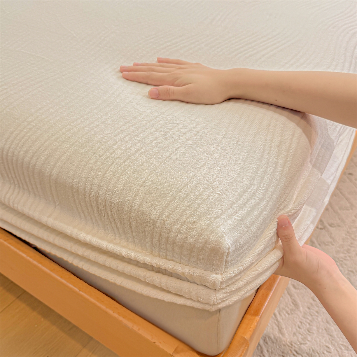 91家纺网 家纺一手货源 找家纺 灰鲸 2025新款纯色简约高克重雕花牛奶绒单品床笠 温妮-奶昔白