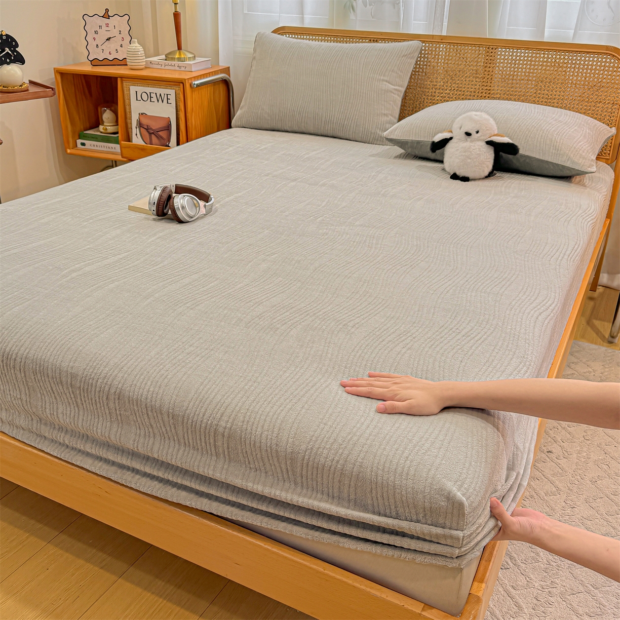 91家纺网 家纺一手货源 找家纺 （总）灰鲸 2025新款纯色简约高克重雕花牛奶绒单品床笠