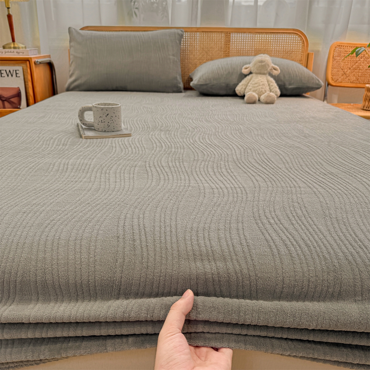 91家纺网 家纺一手货源 找家纺 灰鲸 2025新款纯色简约高克重雕花牛奶绒单品床笠 温妮-绅士灰