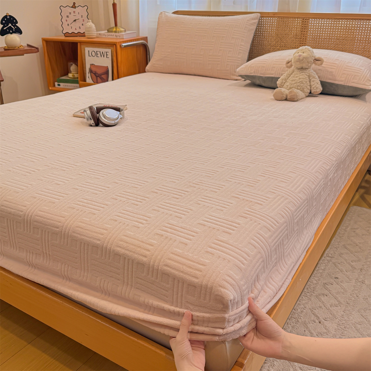 91家纺网 家纺一手货源 找家纺 灰鲸 2025新款纯色简约高克重雕花牛奶绒单品床笠 糖果格-奶茶