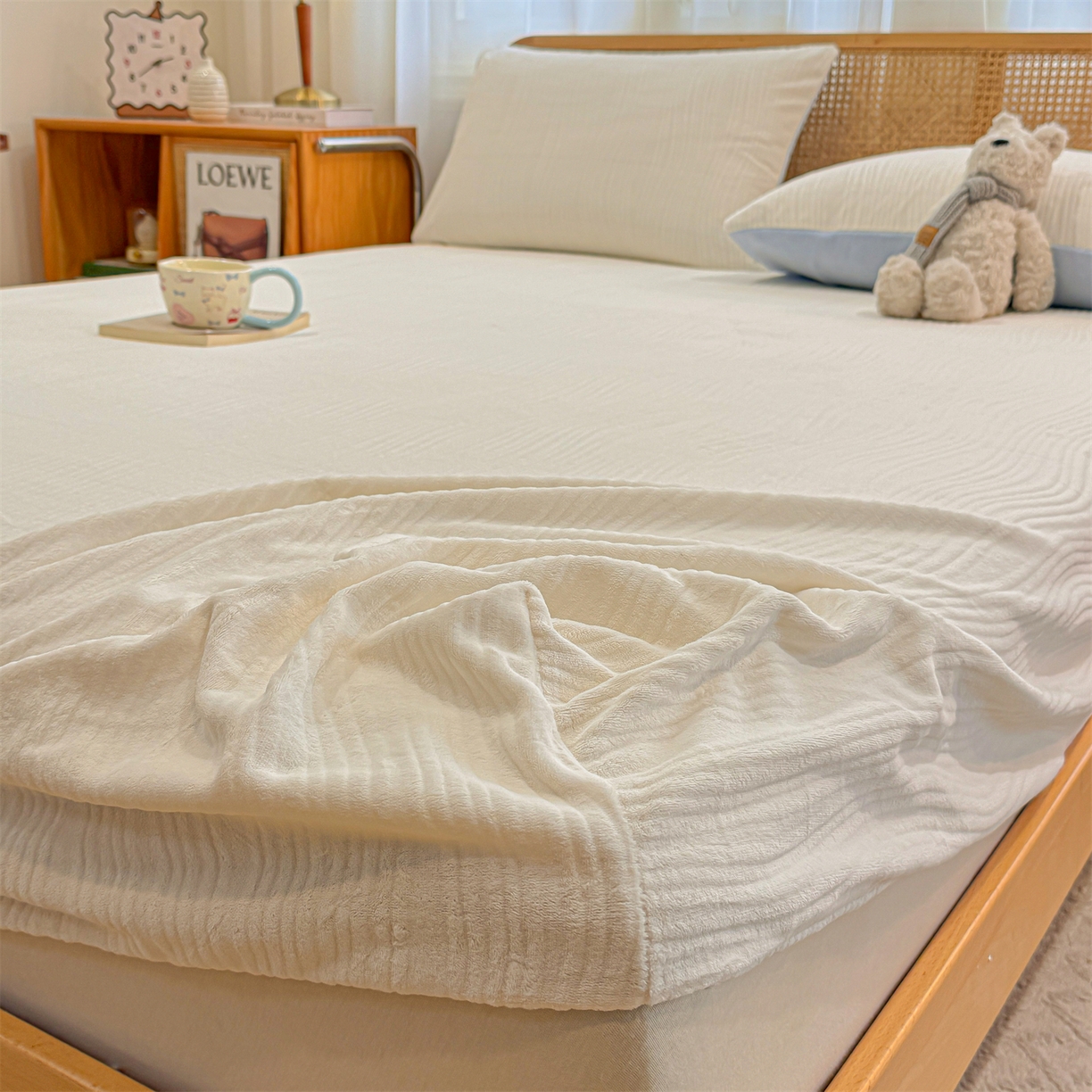 91家纺网 家纺一手货源 找家纺 灰鲸 2025新款纯色简约高克重雕花牛奶绒单品床笠 温妮-奶昔白