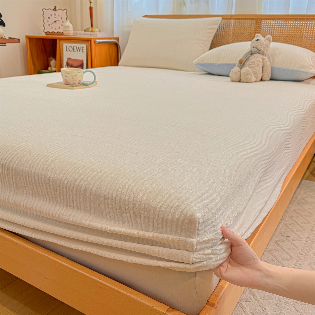 91家纺网 家纺一手货源 找家纺 灰鲸 2025新款纯色简约高克重雕花牛奶绒单品床笠 温妮-奶昔白