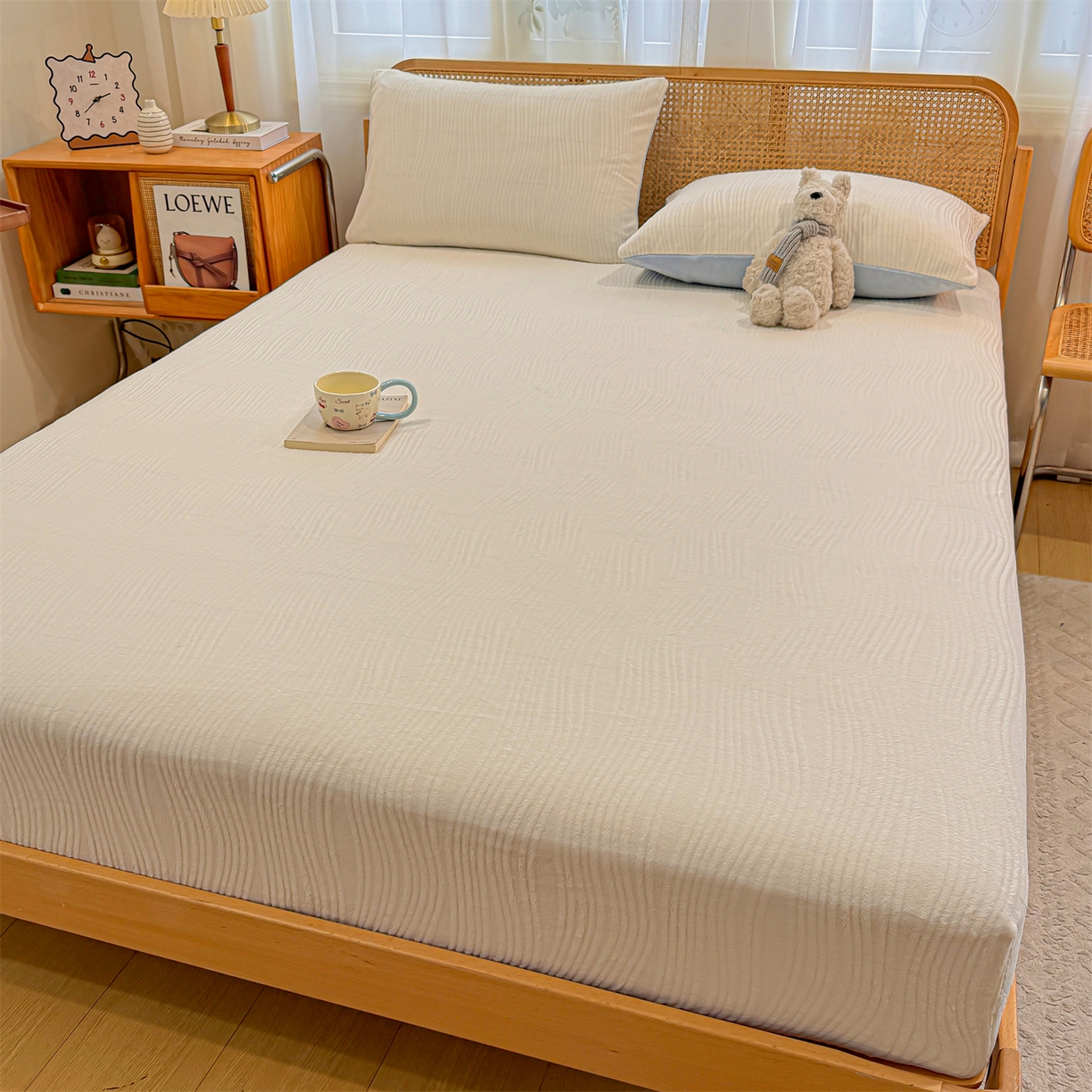 91家纺网 家纺一手货源 找家纺 灰鲸 2025新款纯色简约高克重雕花牛奶绒单品床笠 温妮-奶昔白