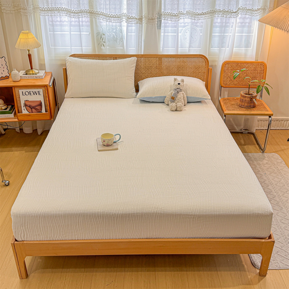 91家纺网 家纺一手货源 找家纺 灰鲸 2025新款纯色简约高克重雕花牛奶绒单品床笠 温妮-奶昔白