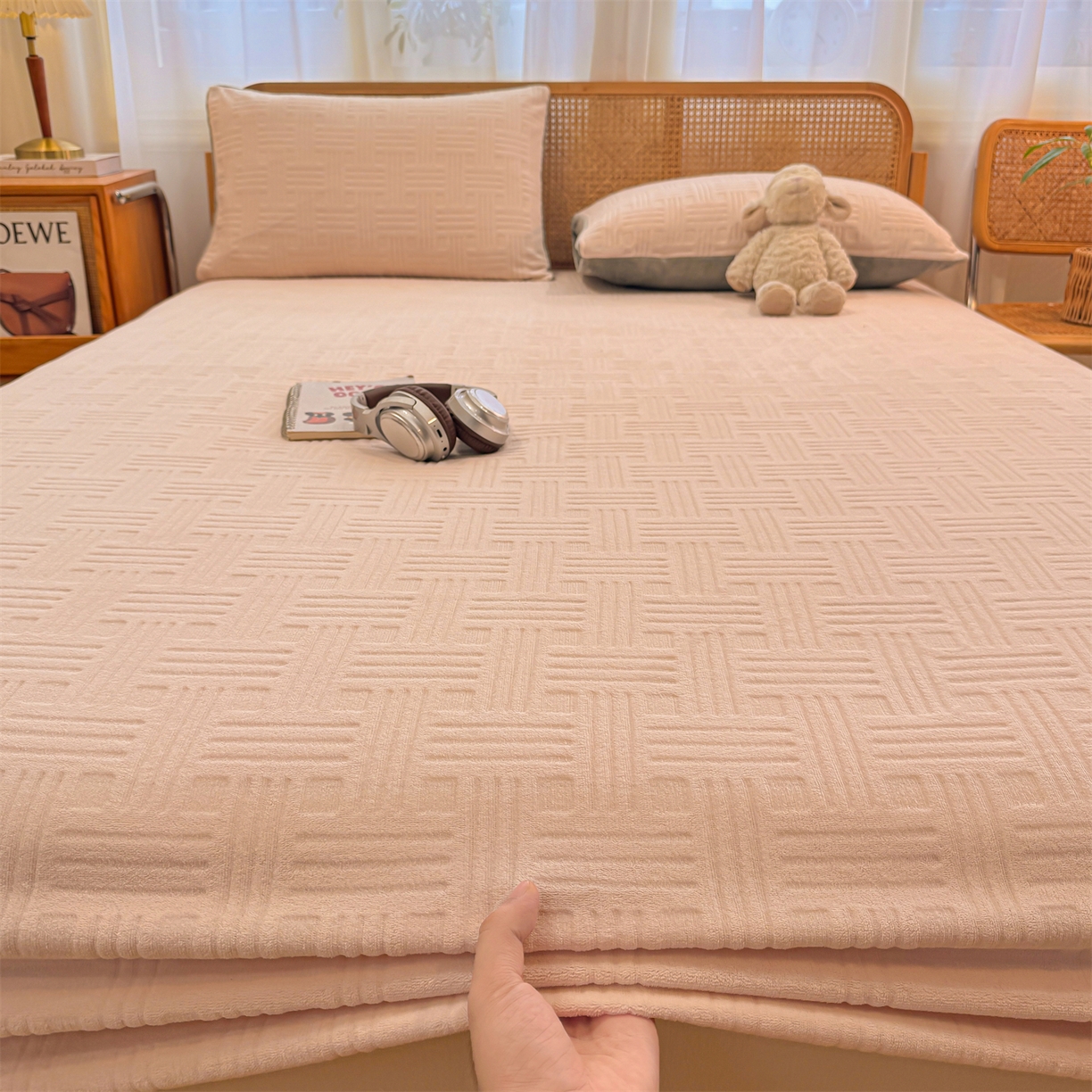 91家纺网 家纺一手货源 找家纺 灰鲸 2025新款纯色简约高克重雕花牛奶绒单品床笠 糖果格-奶茶