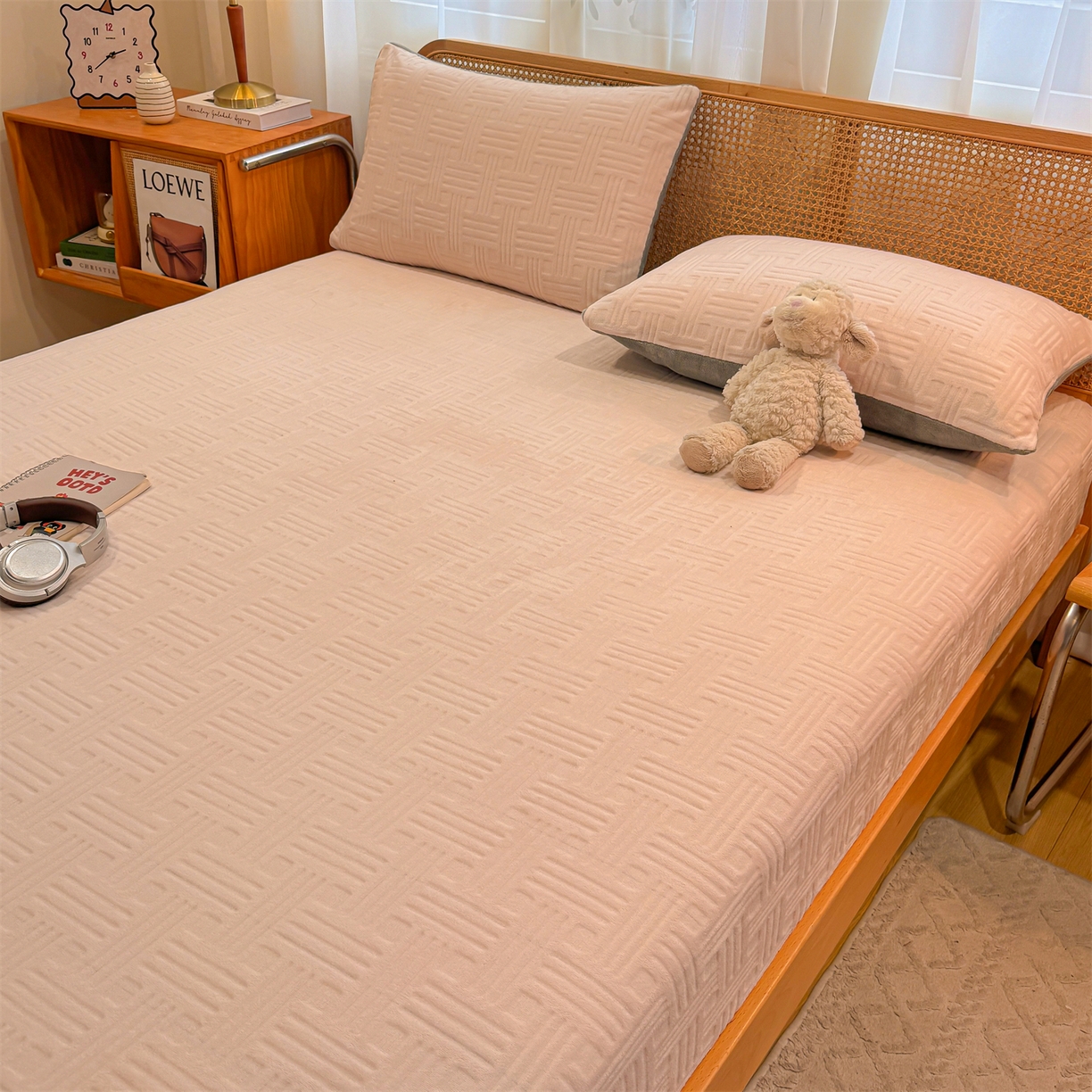 91家纺网 家纺一手货源 找家纺 （总）灰鲸 2025新款纯色简约高克重雕花牛奶绒单品床笠