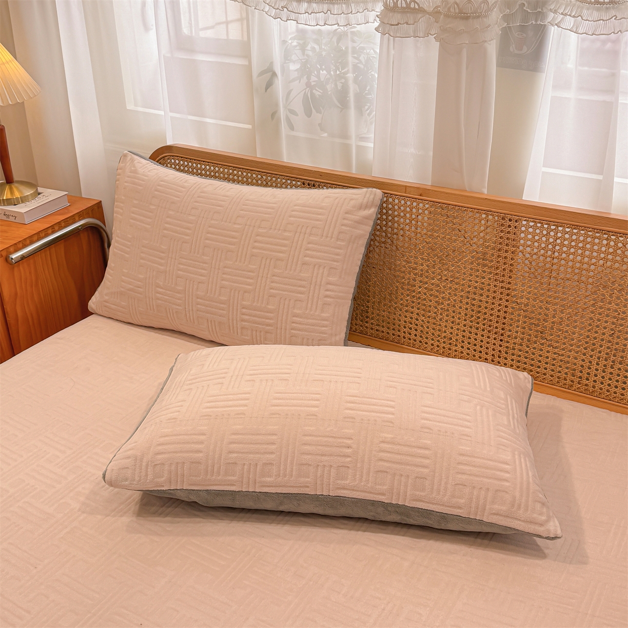 91家纺网 家纺一手货源 找家纺 灰鲸 2025新款纯色简约高克重雕花牛奶绒单品床笠 糖果格-奶茶