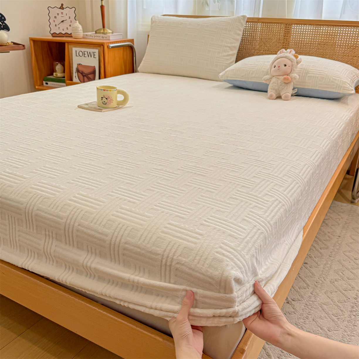 91家纺网 家纺一手货源 找家纺 灰鲸 2025新款纯色简约高克重雕花牛奶绒单品床笠 糖果格-奶昔白