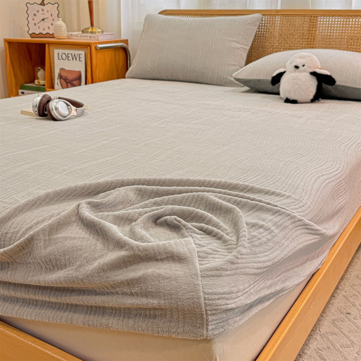 91家纺网 家纺一手货源 找家纺 灰鲸 2025新款纯色简约高克重雕花牛奶绒单品床笠 温妮-纳多灰