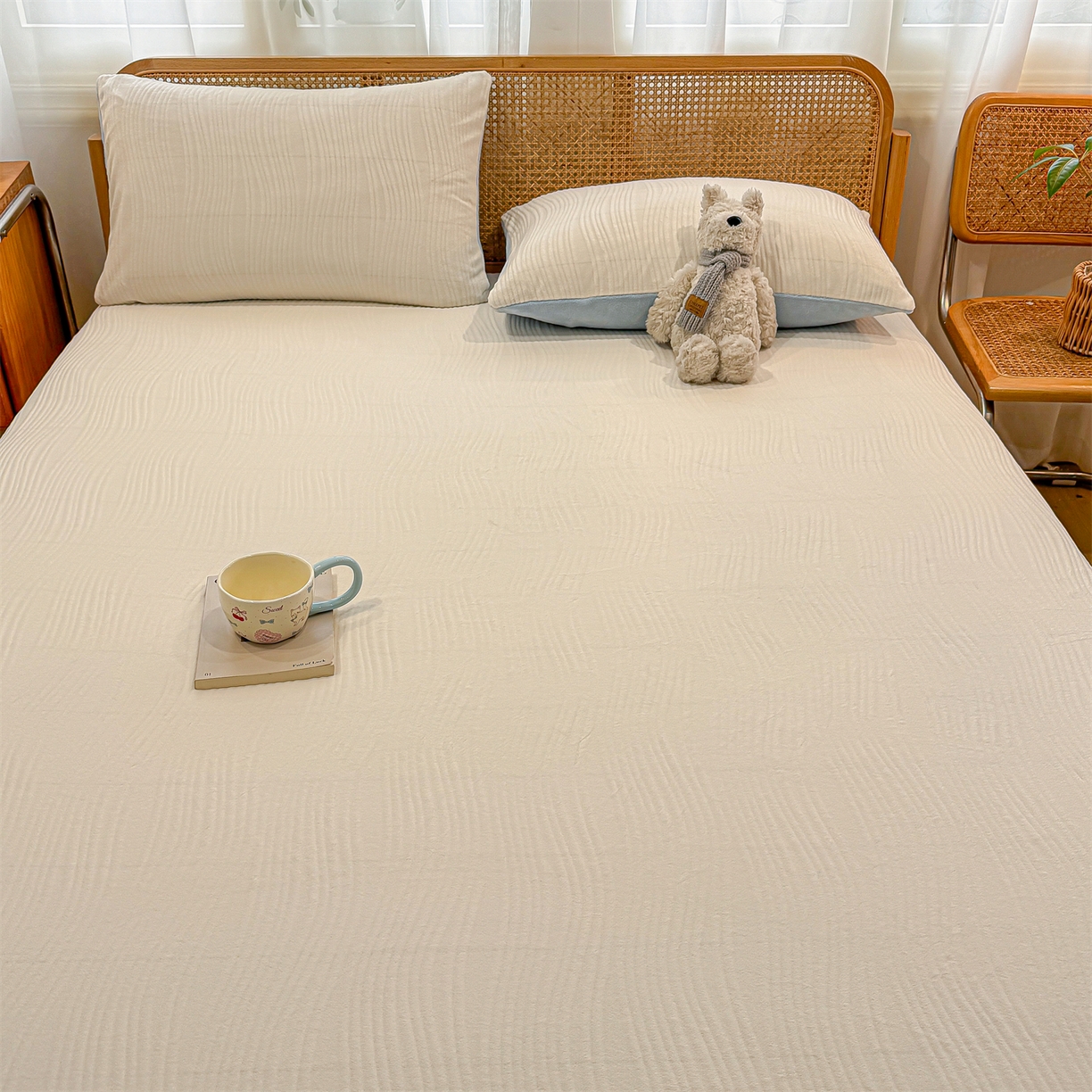 91家纺网 家纺一手货源 找家纺 灰鲸 2025新款纯色简约高克重雕花牛奶绒单品床笠 温妮-奶昔白