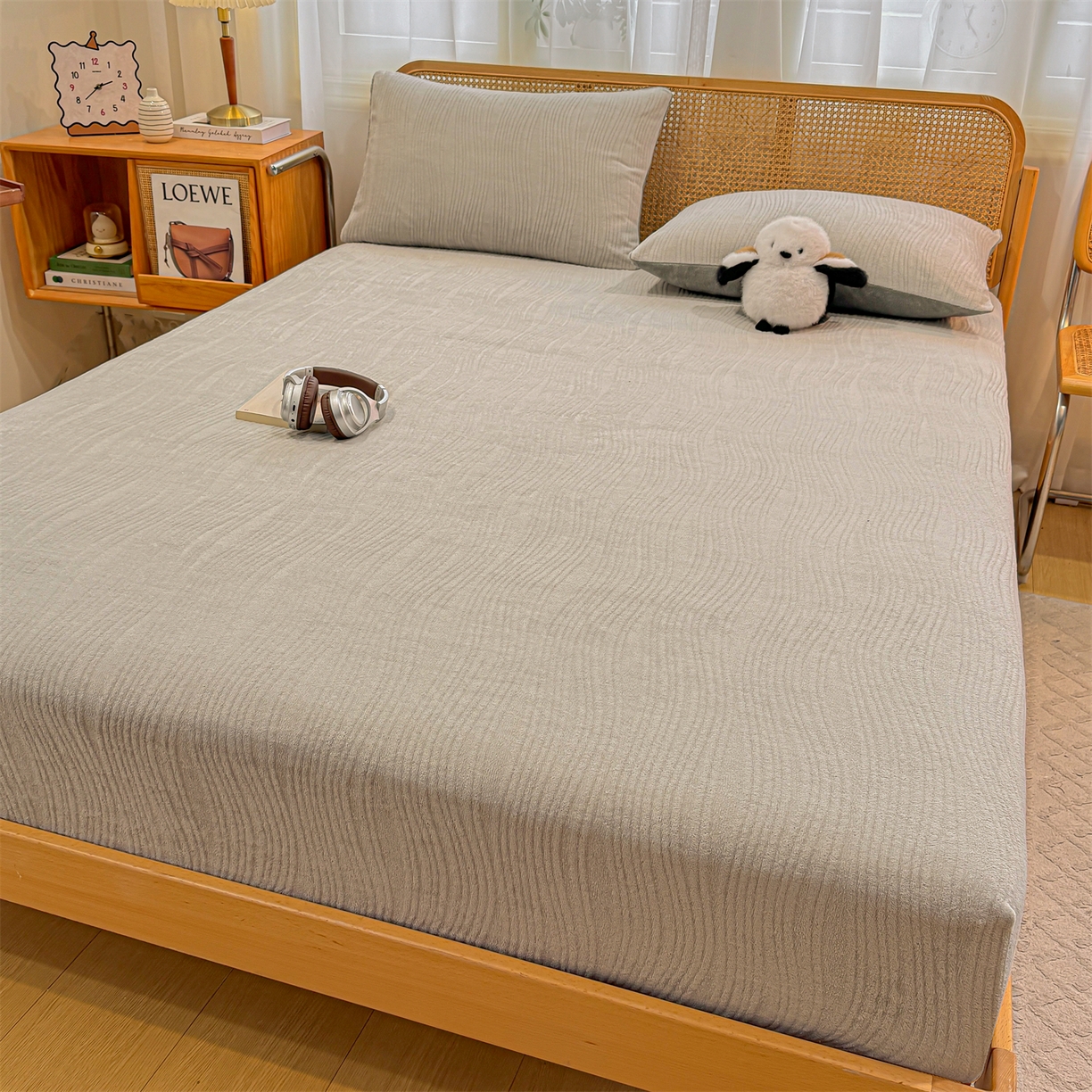 91家纺网 家纺一手货源 找家纺 灰鲸 2025新款纯色简约高克重雕花牛奶绒单品床笠 温妮-纳多灰