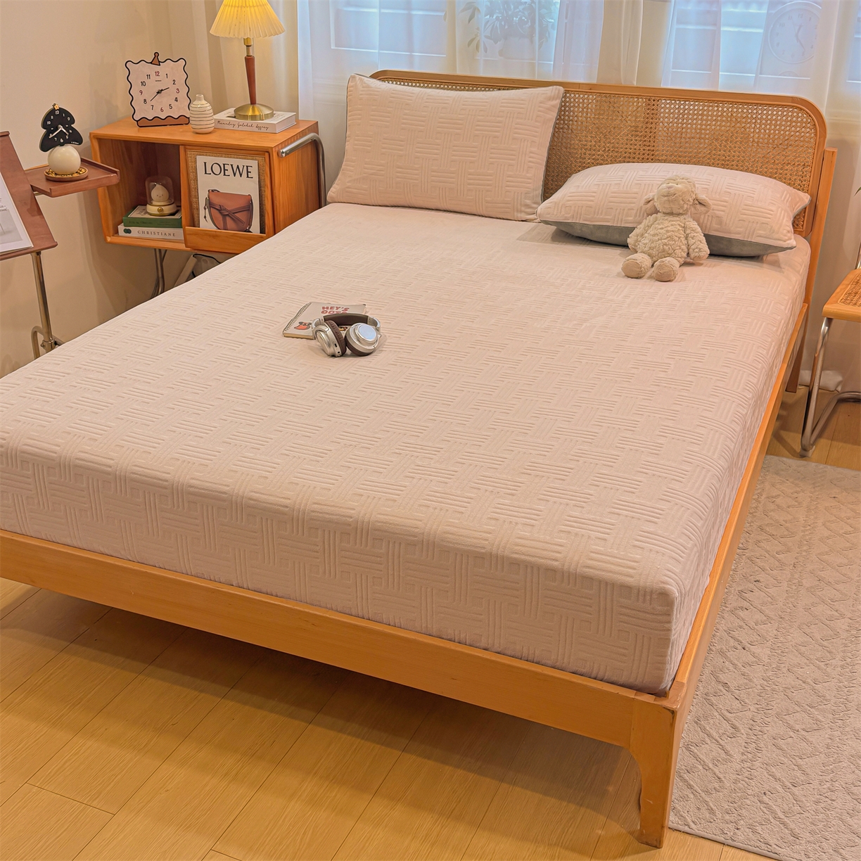 91家纺网 家纺一手货源 找家纺 灰鲸 2025新款纯色简约高克重雕花牛奶绒单品床笠 糖果格-奶茶