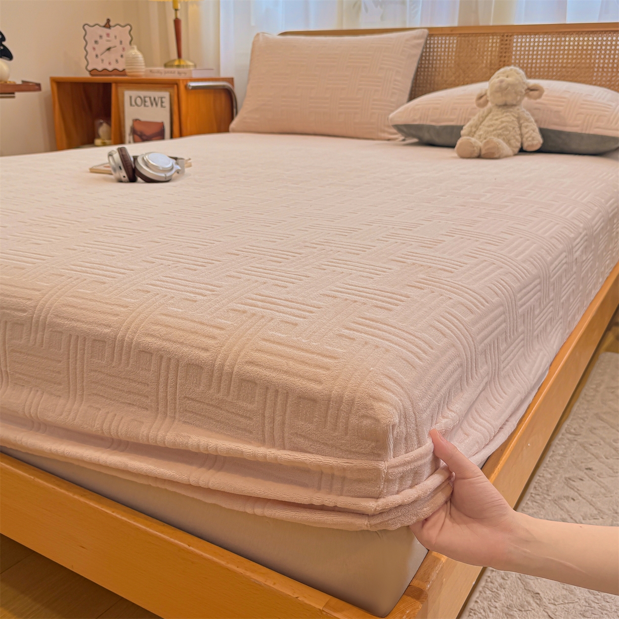 91家纺网 家纺一手货源 找家纺 灰鲸 2025新款纯色简约高克重雕花牛奶绒单品床笠 糖果格-奶茶