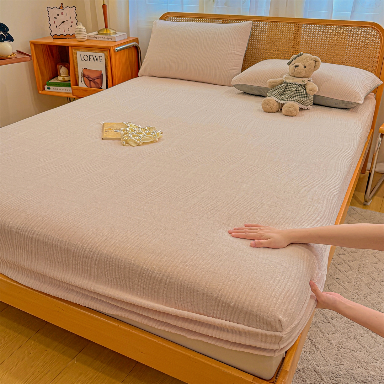 灰鲸 2025新款纯色简约高克重雕花牛奶绒单品床笠 温妮-奶茶