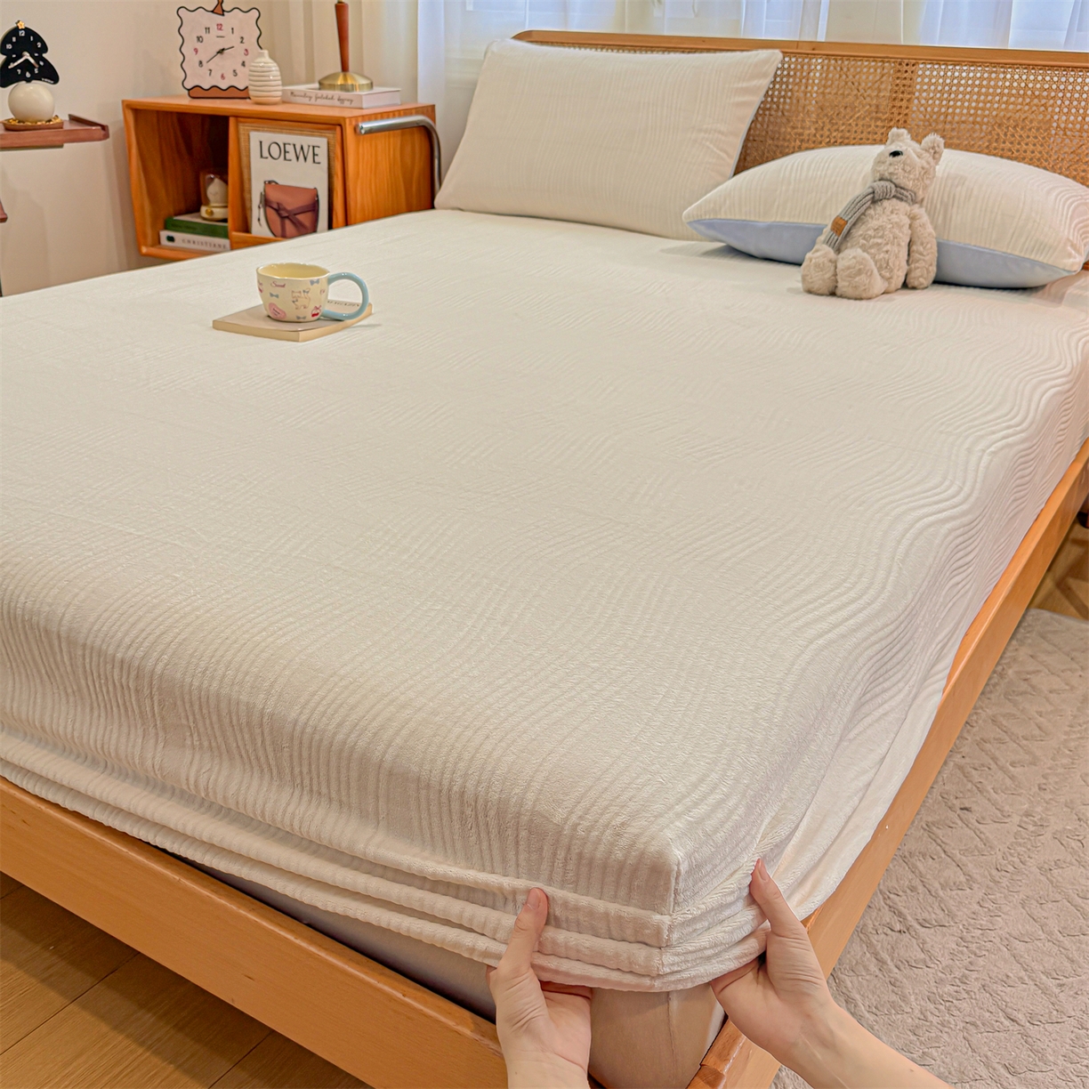 91家纺网 家纺一手货源 找家纺 灰鲸 2025新款纯色简约高克重雕花牛奶绒单品床笠 温妮-奶昔白