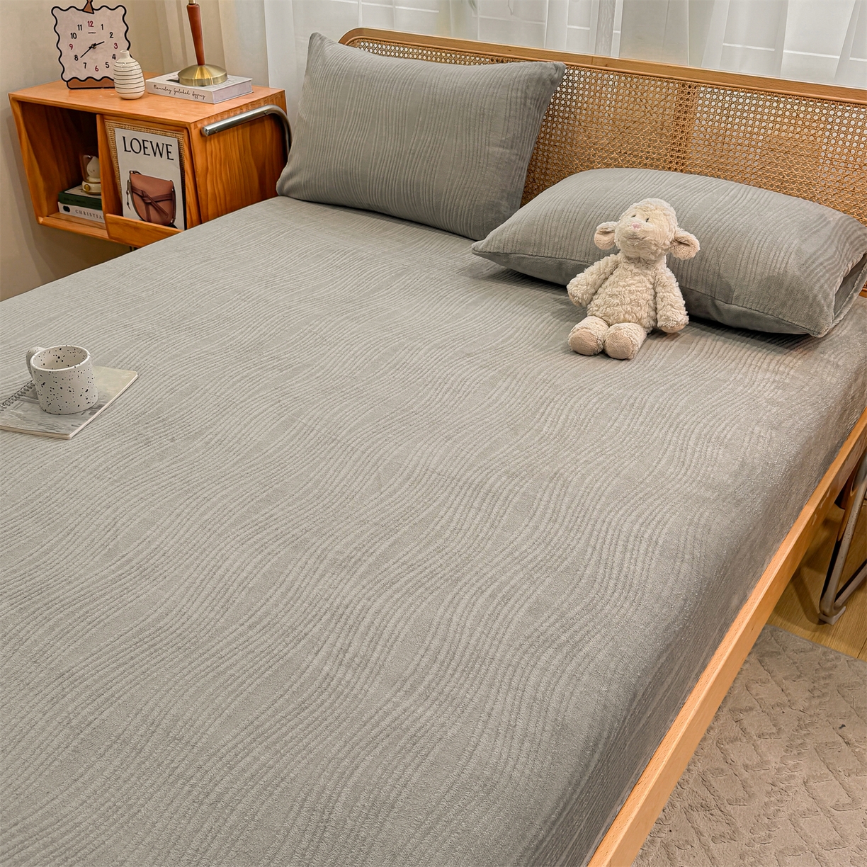 91家纺网 家纺一手货源 找家纺 灰鲸 2025新款纯色简约高克重雕花牛奶绒单品床笠 温妮-绅士灰