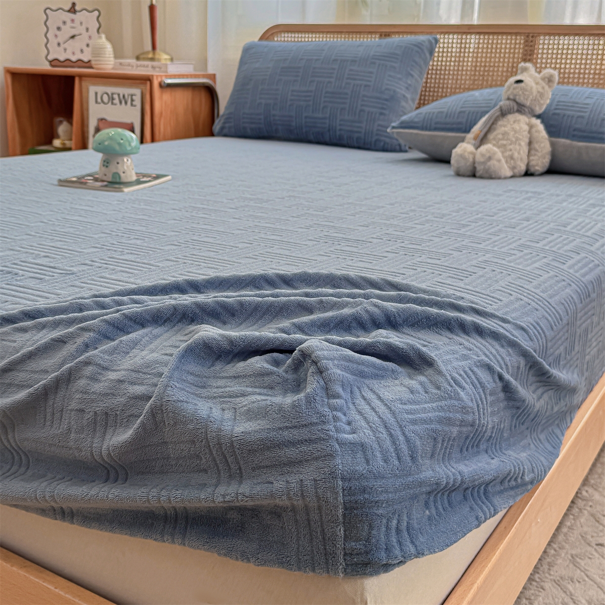 91家纺网 家纺一手货源 找家纺 灰鲸 2025新款纯色简约高克重雕花牛奶绒单品床笠 糖果格-宾利蓝