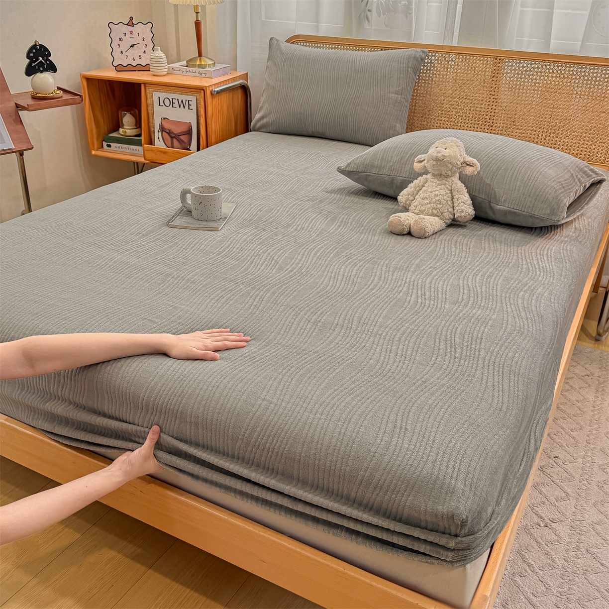 91家纺网 家纺一手货源 找家纺 灰鲸 2025新款纯色简约高克重雕花牛奶绒单品床笠 温妮-绅士灰