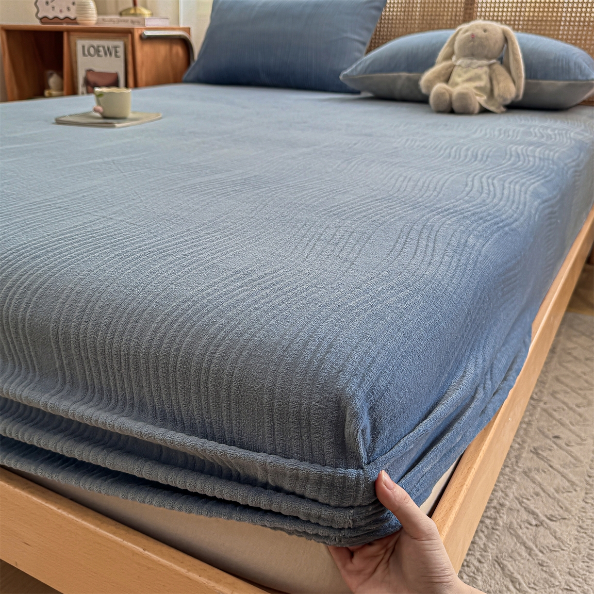 91家纺网 家纺一手货源 找家纺 灰鲸 2025新款纯色简约高克重雕花牛奶绒单品床笠 温妮-宾利蓝