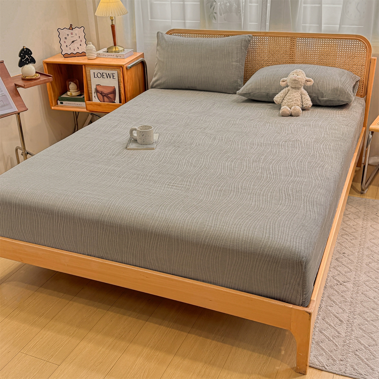 91家纺网 家纺一手货源 找家纺 灰鲸 2025新款纯色简约高克重雕花牛奶绒单品床笠 温妮-绅士灰