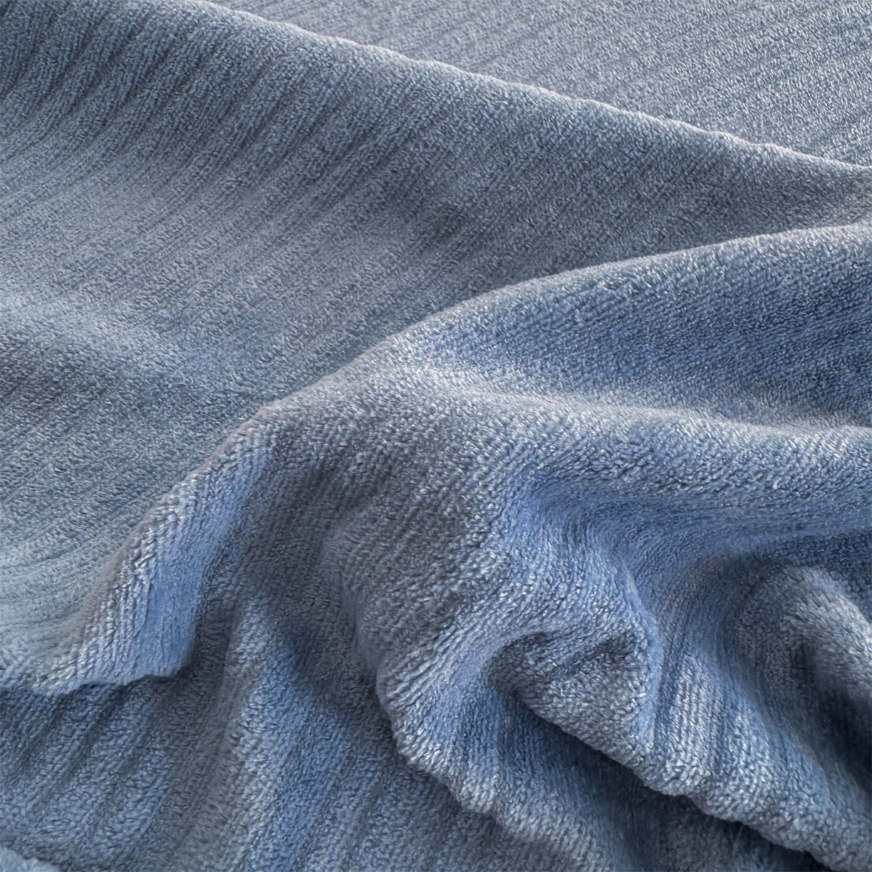 91家纺网 家纺一手货源 找家纺 灰鲸 2025新款纯色简约高克重雕花牛奶绒单品床笠 温妮-宾利蓝