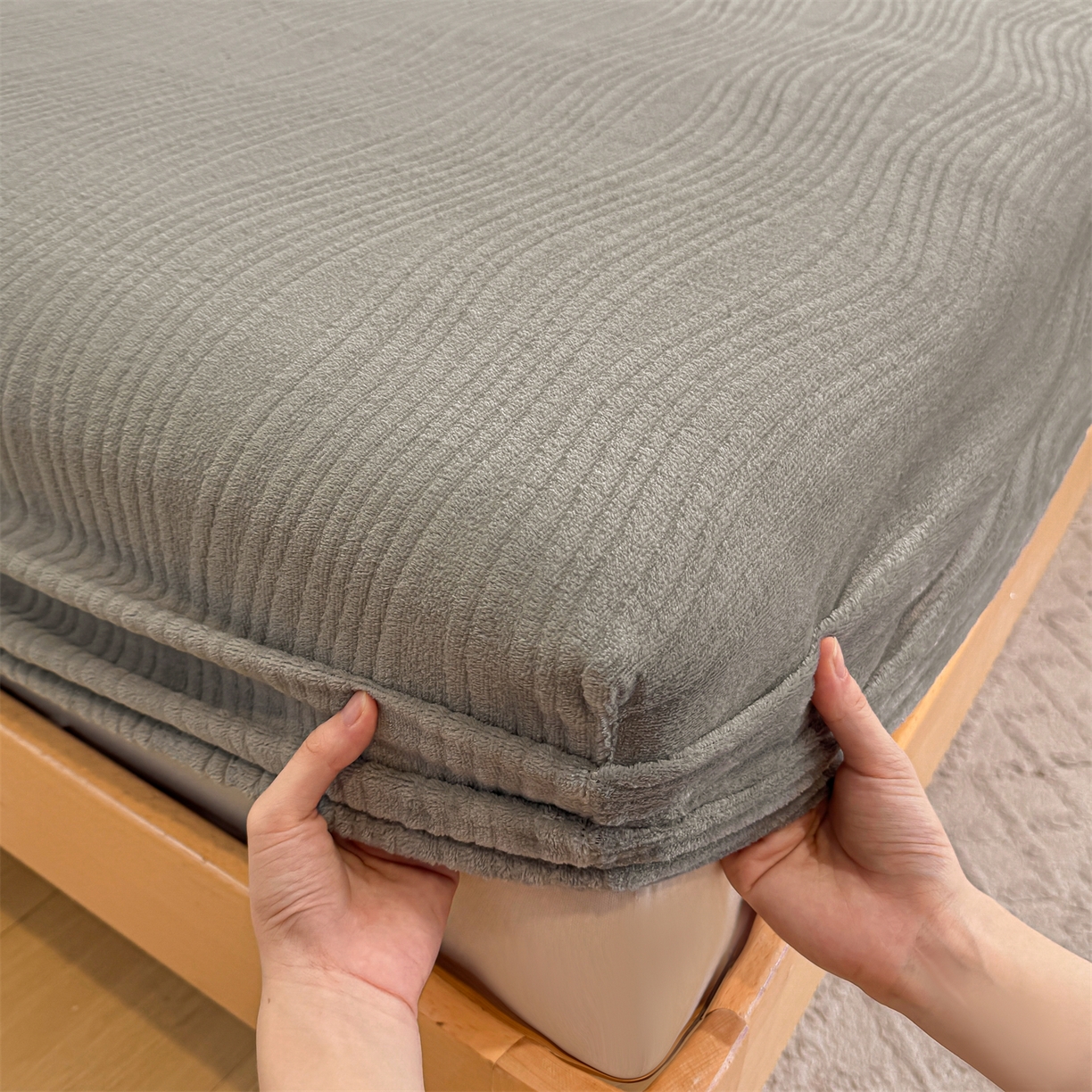 91家纺网 家纺一手货源 找家纺 灰鲸 2025新款纯色简约高克重雕花牛奶绒单品床笠 温妮-绅士灰