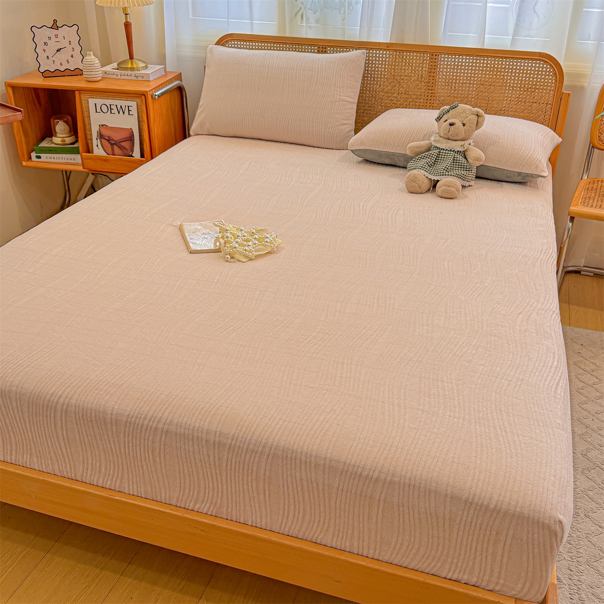 91家纺网 家纺一手货源 找家纺 灰鲸 2025新款纯色简约高克重雕花牛奶绒单品床笠 温妮-奶茶