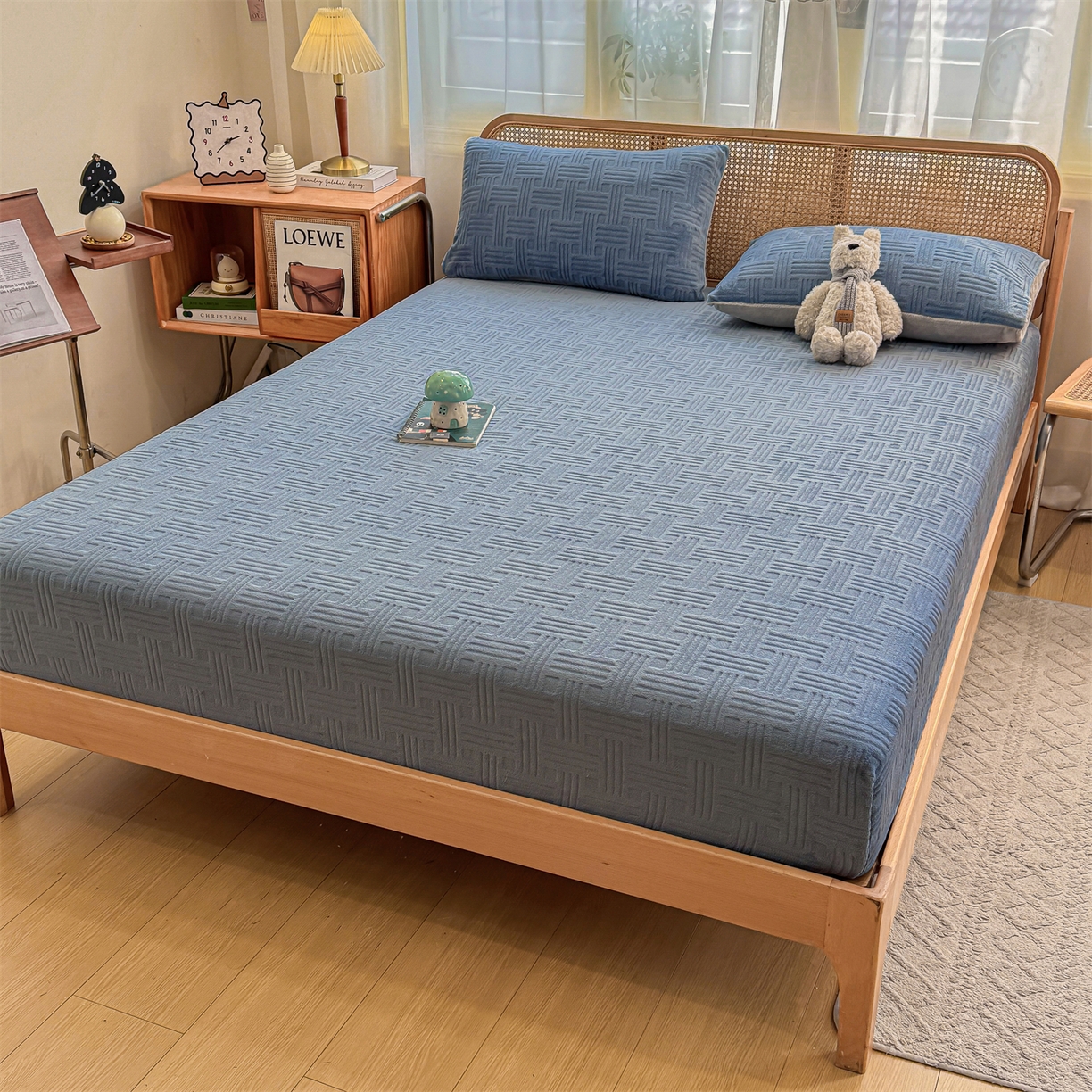 91家纺网 家纺一手货源 找家纺 灰鲸 2025新款纯色简约高克重雕花牛奶绒单品床笠 糖果格-宾利蓝