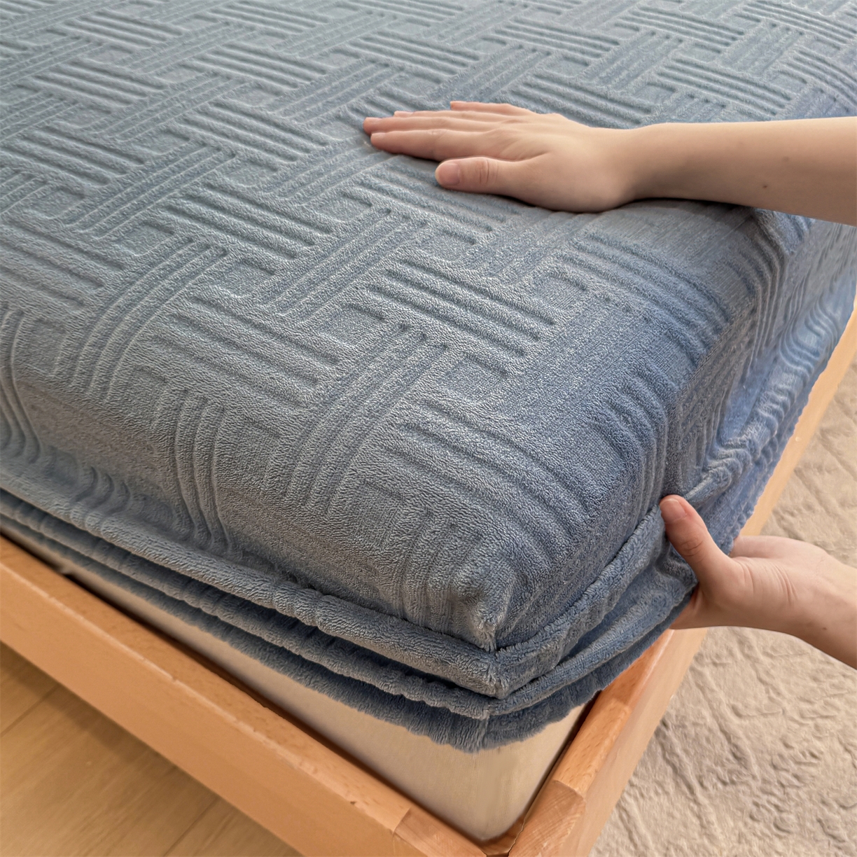 91家纺网 家纺一手货源 找家纺 灰鲸 2025新款纯色简约高克重雕花牛奶绒单品床笠 糖果格-宾利蓝