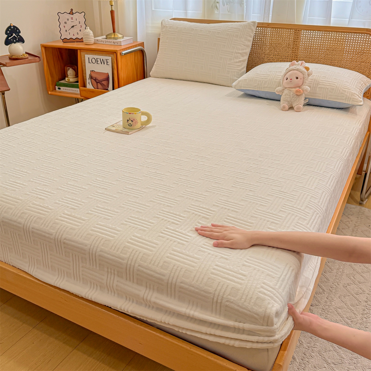 灰鲸 2025新款纯色简约高克重雕花牛奶绒单品床笠 糖果格-奶昔白