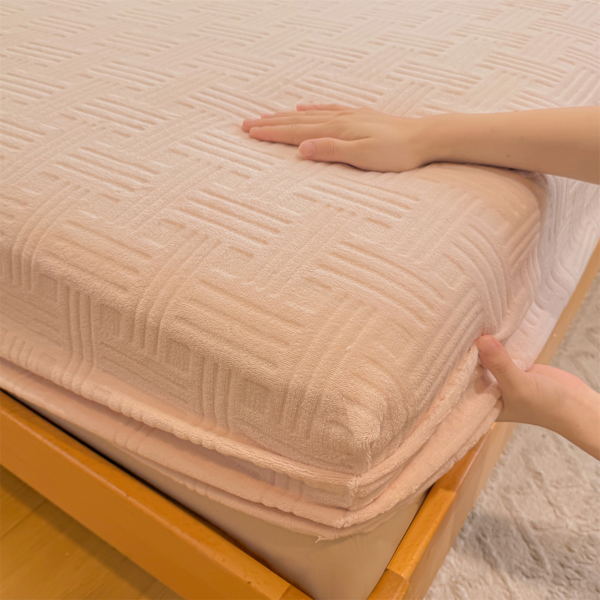 91家纺网 家纺一手货源 找家纺 灰鲸 2025新款纯色简约高克重雕花牛奶绒单品床笠 糖果格-奶茶