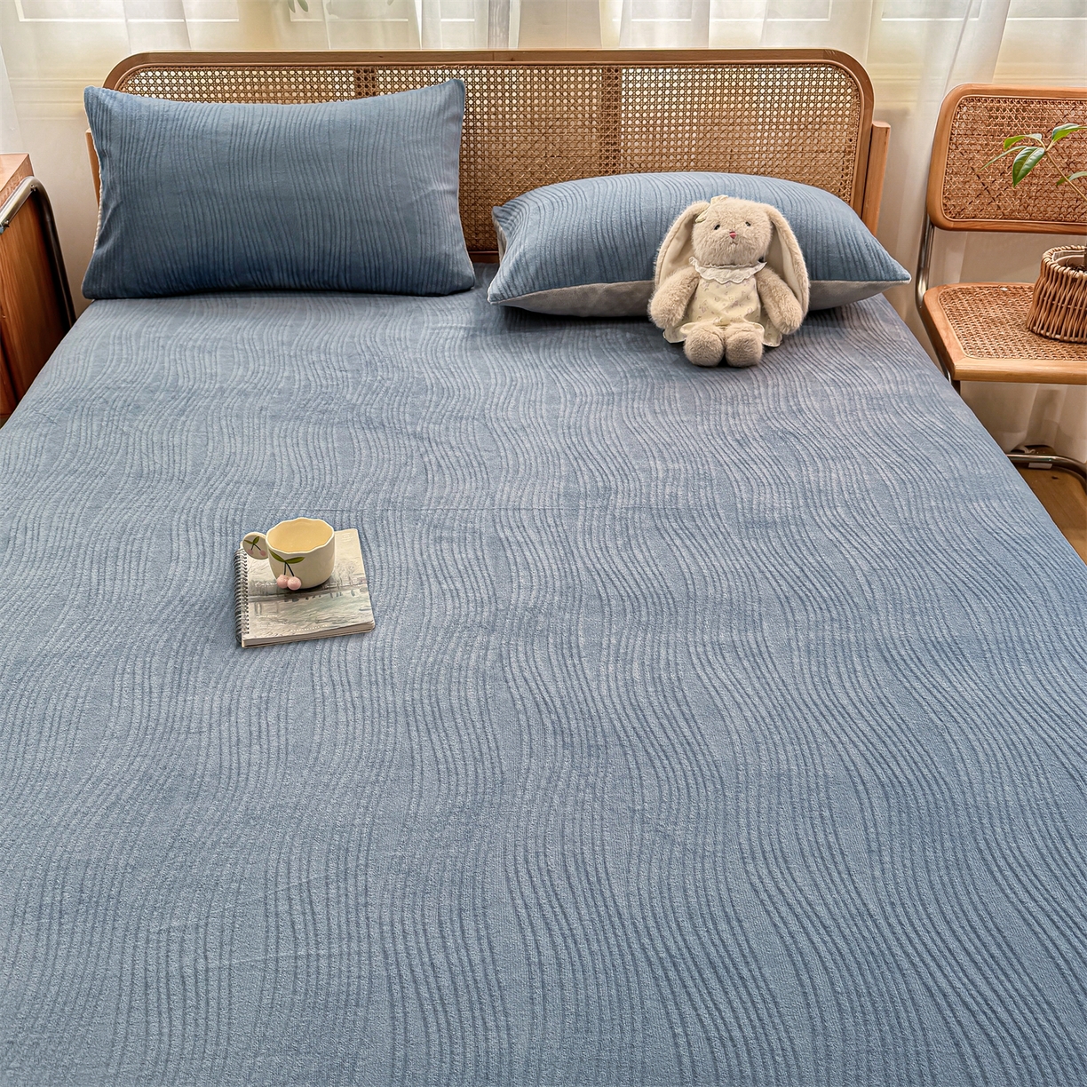 91家纺网 家纺一手货源 找家纺 灰鲸 2025新款纯色简约高克重雕花牛奶绒单品床笠 温妮-宾利蓝