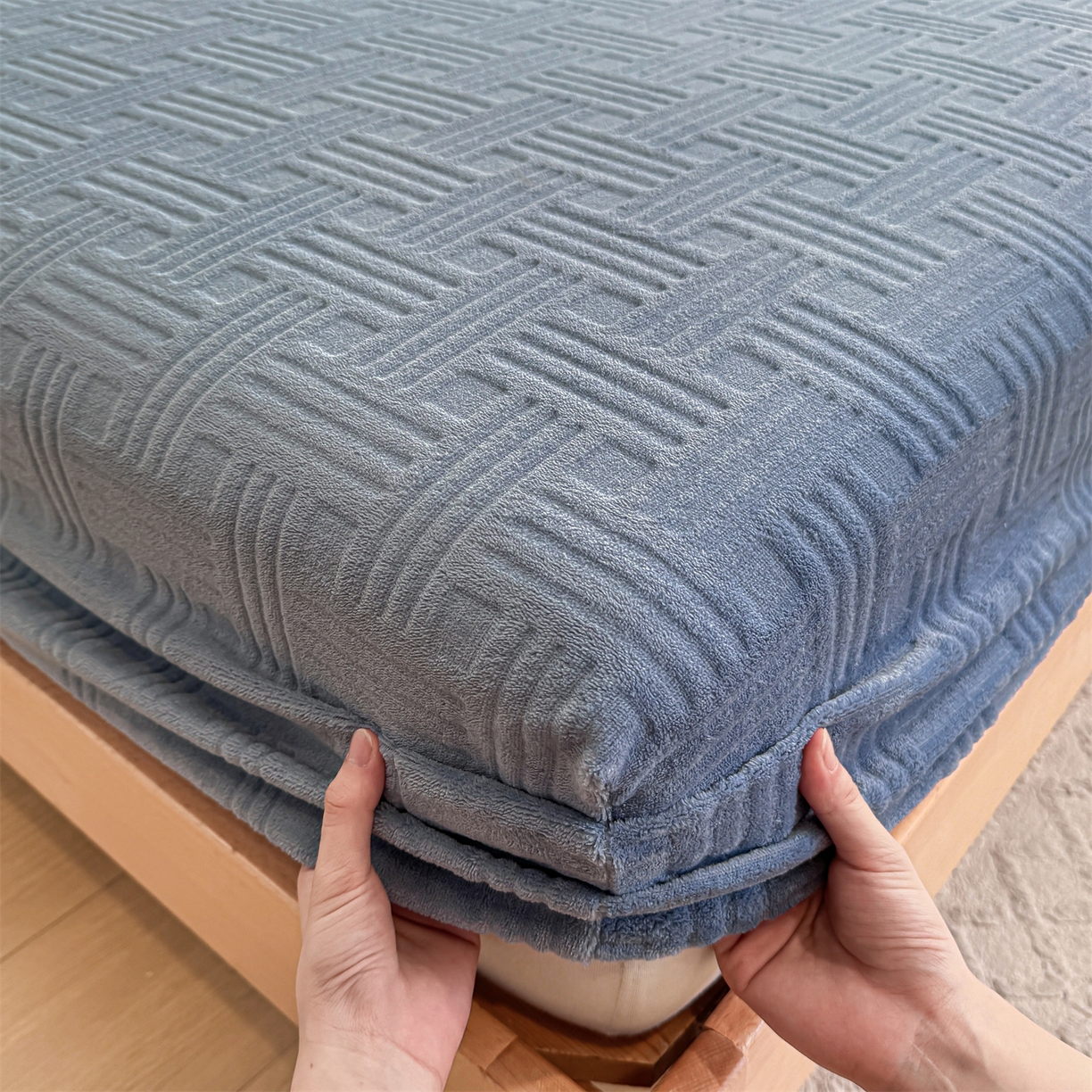 91家纺网 家纺一手货源 找家纺 灰鲸 2025新款纯色简约高克重雕花牛奶绒单品床笠 糖果格-宾利蓝