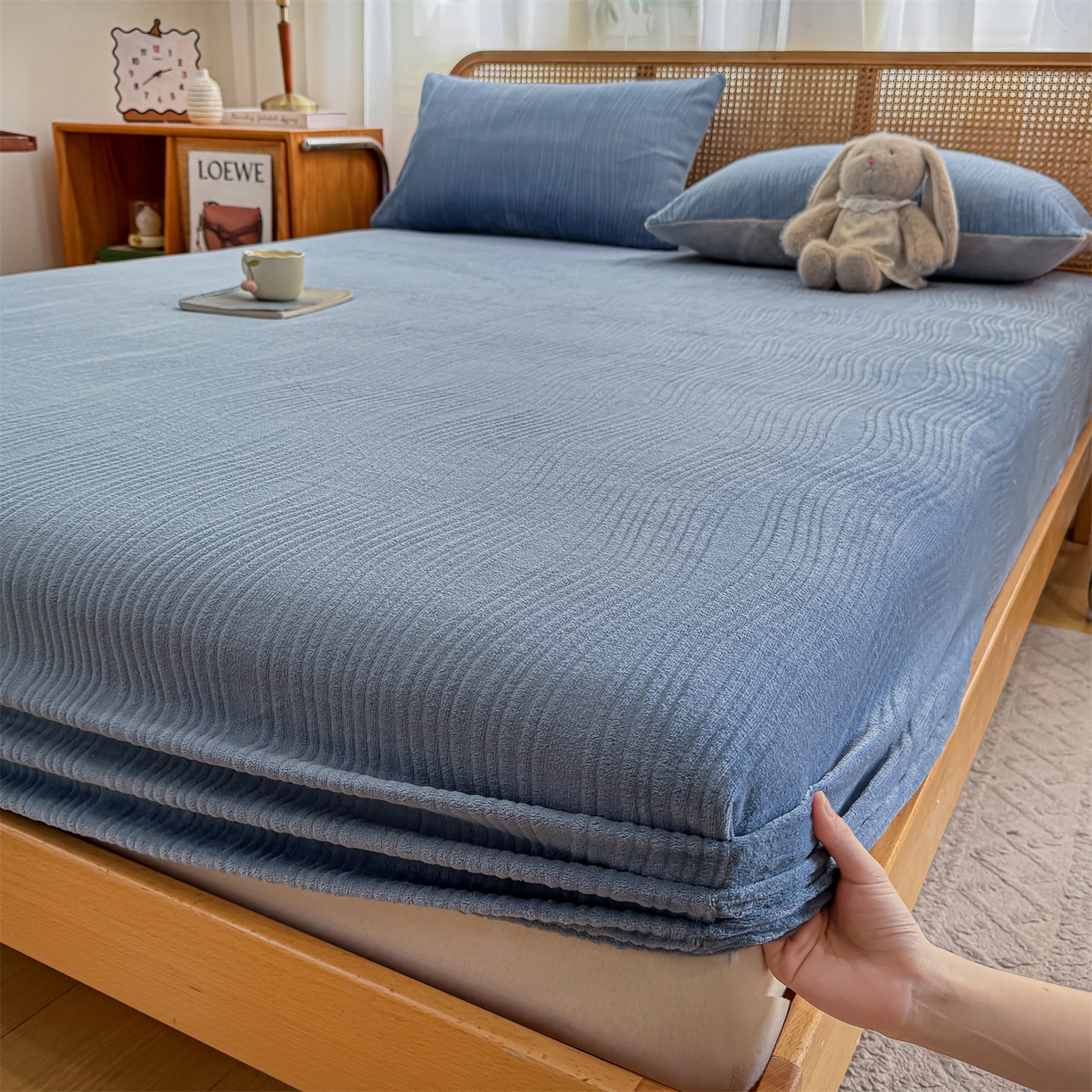 91家纺网 家纺一手货源 找家纺 灰鲸 2025新款纯色简约高克重雕花牛奶绒单品床笠 温妮-宾利蓝