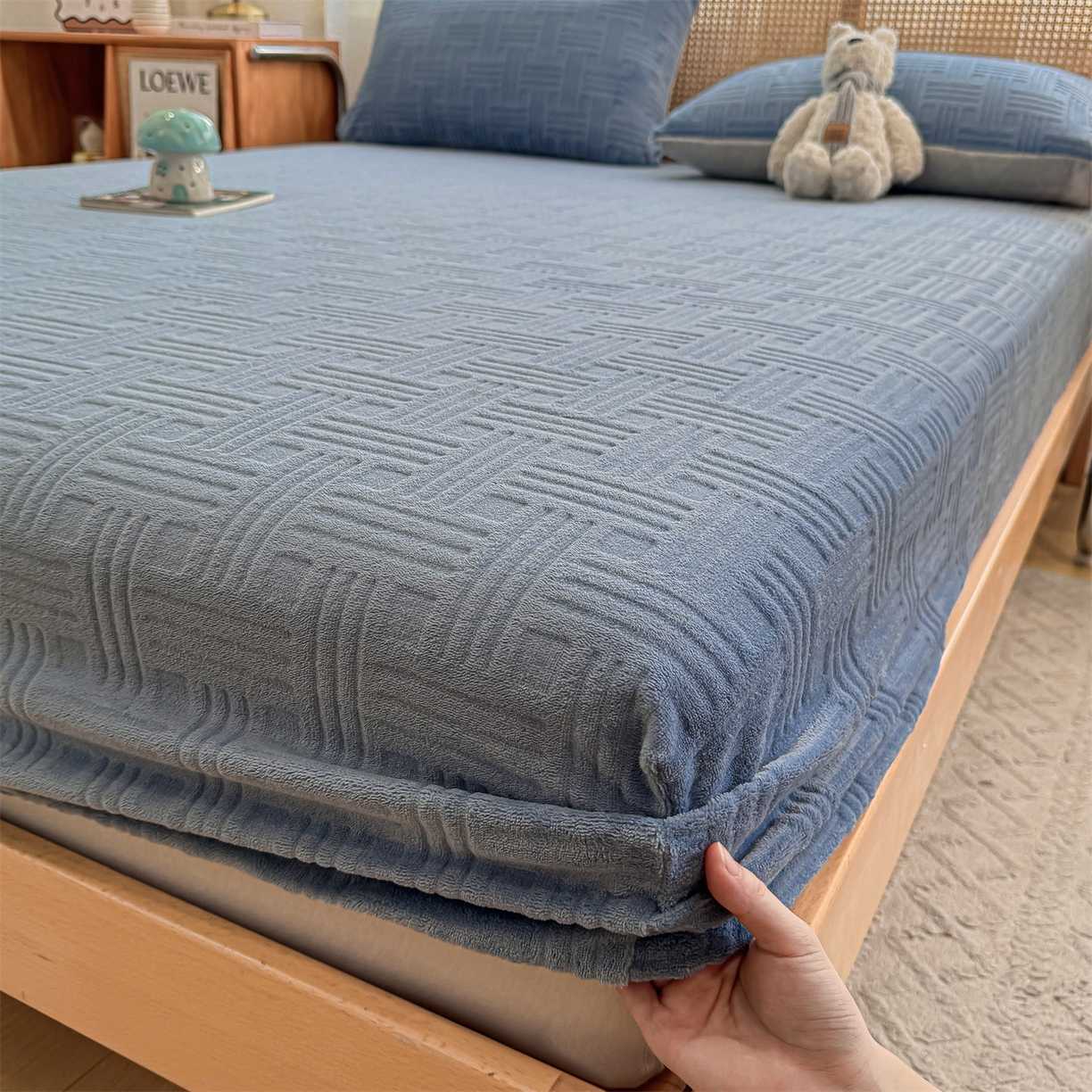 91家纺网 家纺一手货源 找家纺 灰鲸 2025新款纯色简约高克重雕花牛奶绒单品床笠 糖果格-宾利蓝