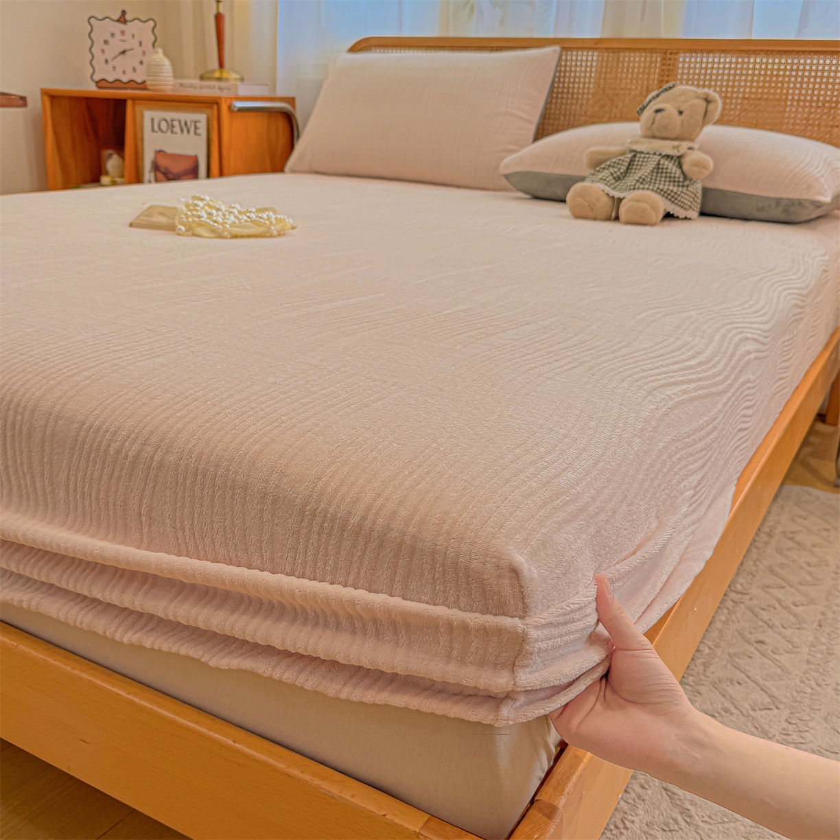 91家纺网 家纺一手货源 找家纺 灰鲸 2025新款纯色简约高克重雕花牛奶绒单品床笠 温妮-奶茶