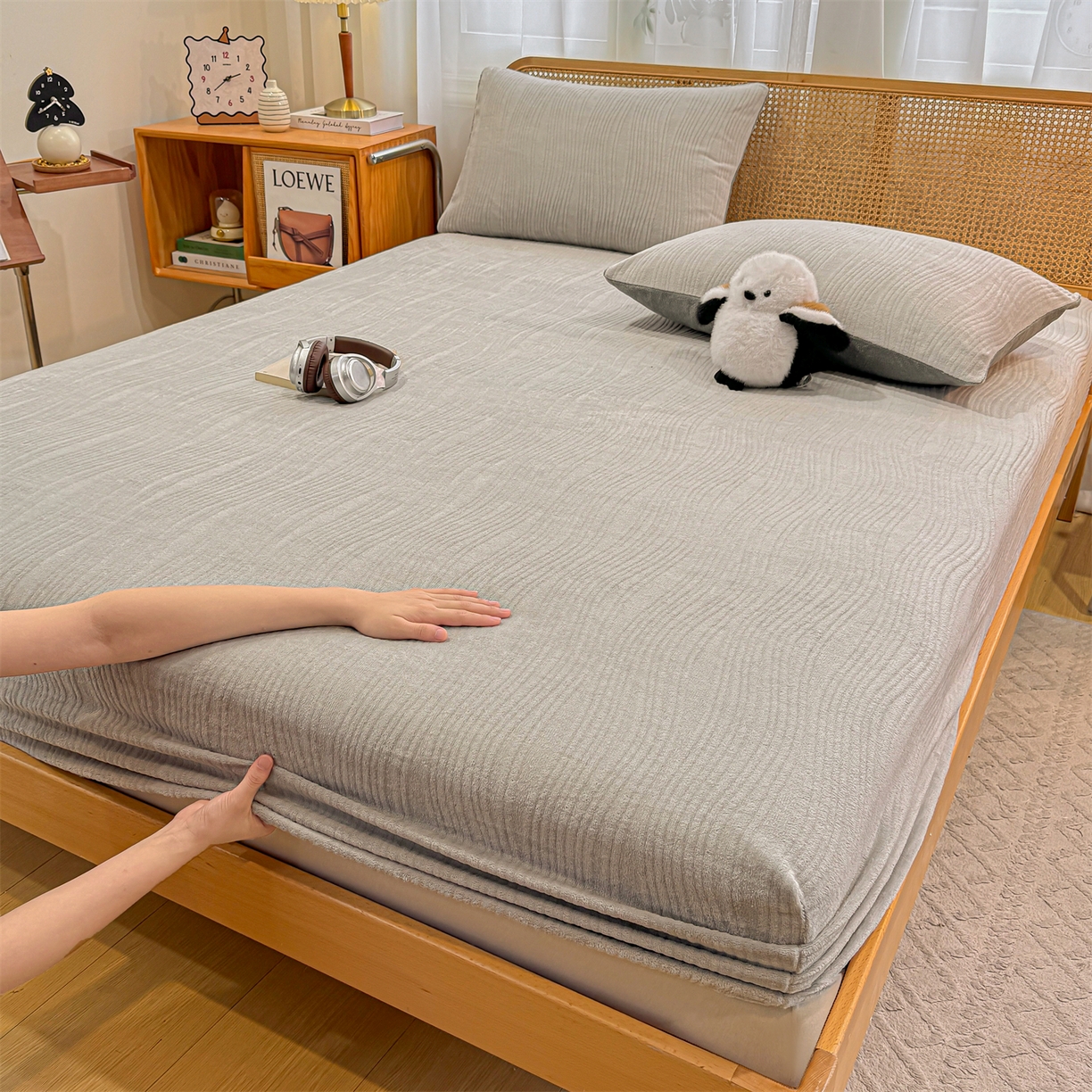 91家纺网 家纺一手货源 找家纺 灰鲸 2025新款纯色简约高克重雕花牛奶绒单品床笠 温妮-纳多灰