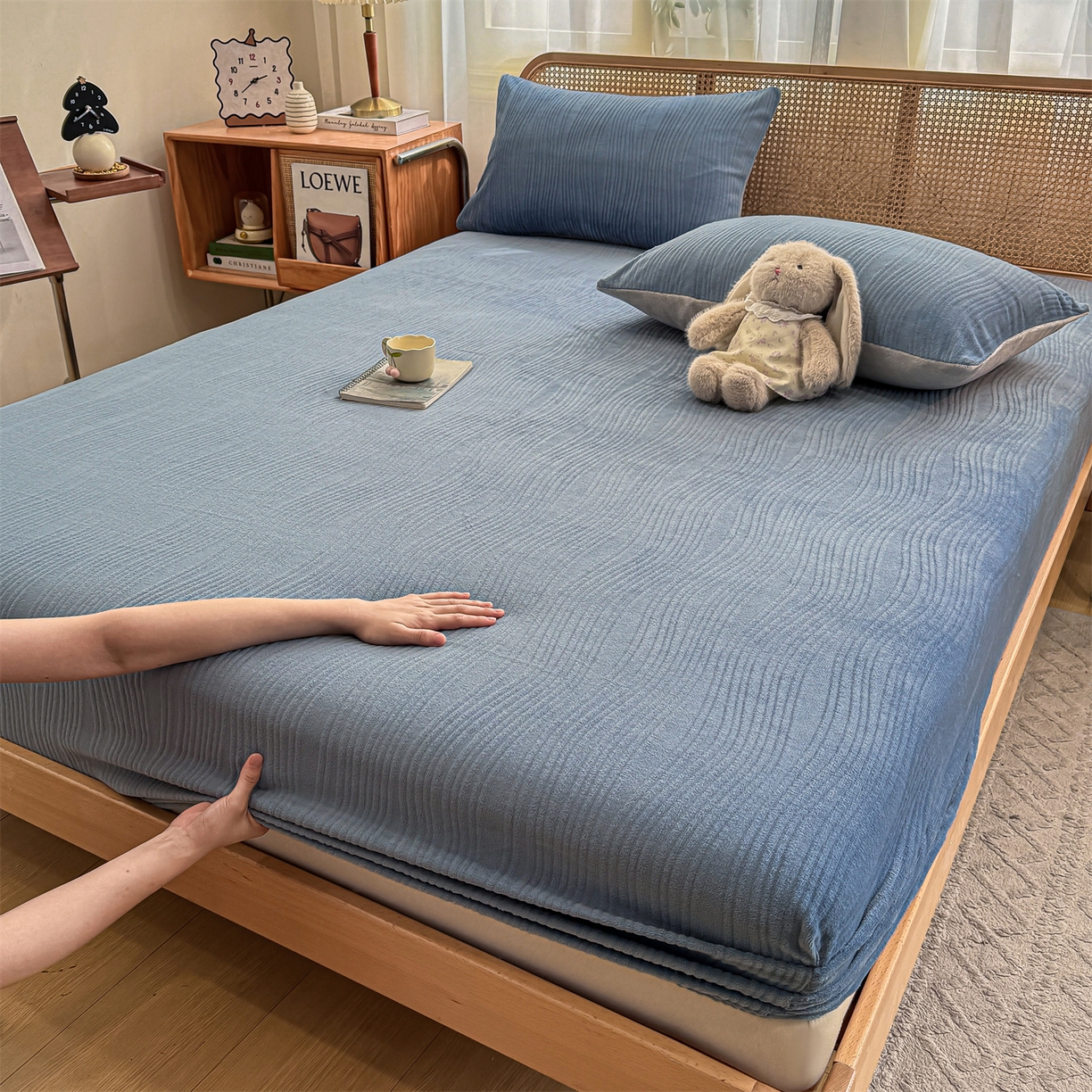 91家纺网 家纺一手货源 找家纺 灰鲸 2025新款纯色简约高克重雕花牛奶绒单品床笠 温妮-宾利蓝